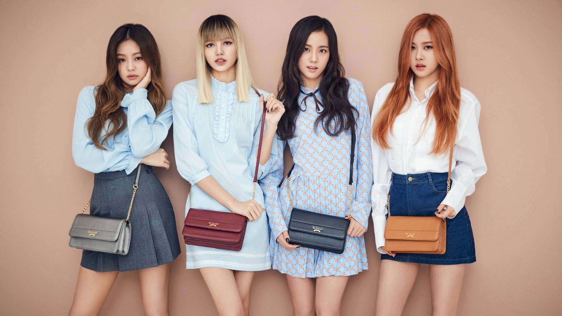 Blackpink-agtergrond van lede wat poseer met slingsakke op beige muur