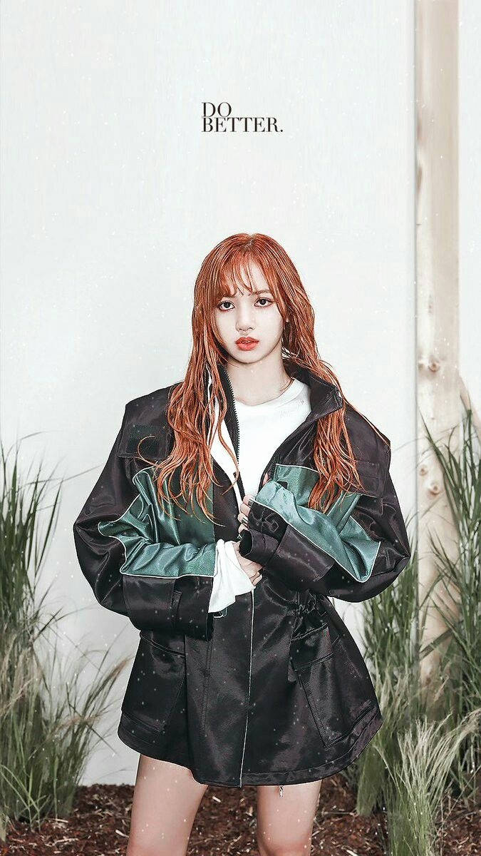 Blackpink Lisa in baadjie wat oor muur staan met 'Do Better' teks-agtergrond
