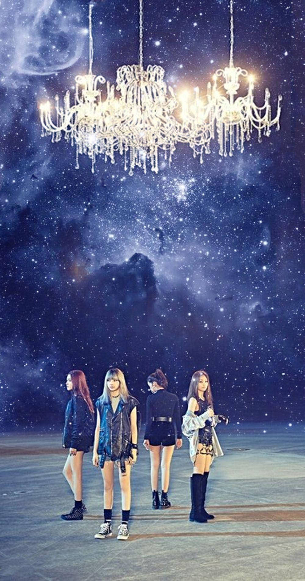 Whistle MV-agtergrond met Blackpink-lede onder kandelaar op donkerblou galaksie