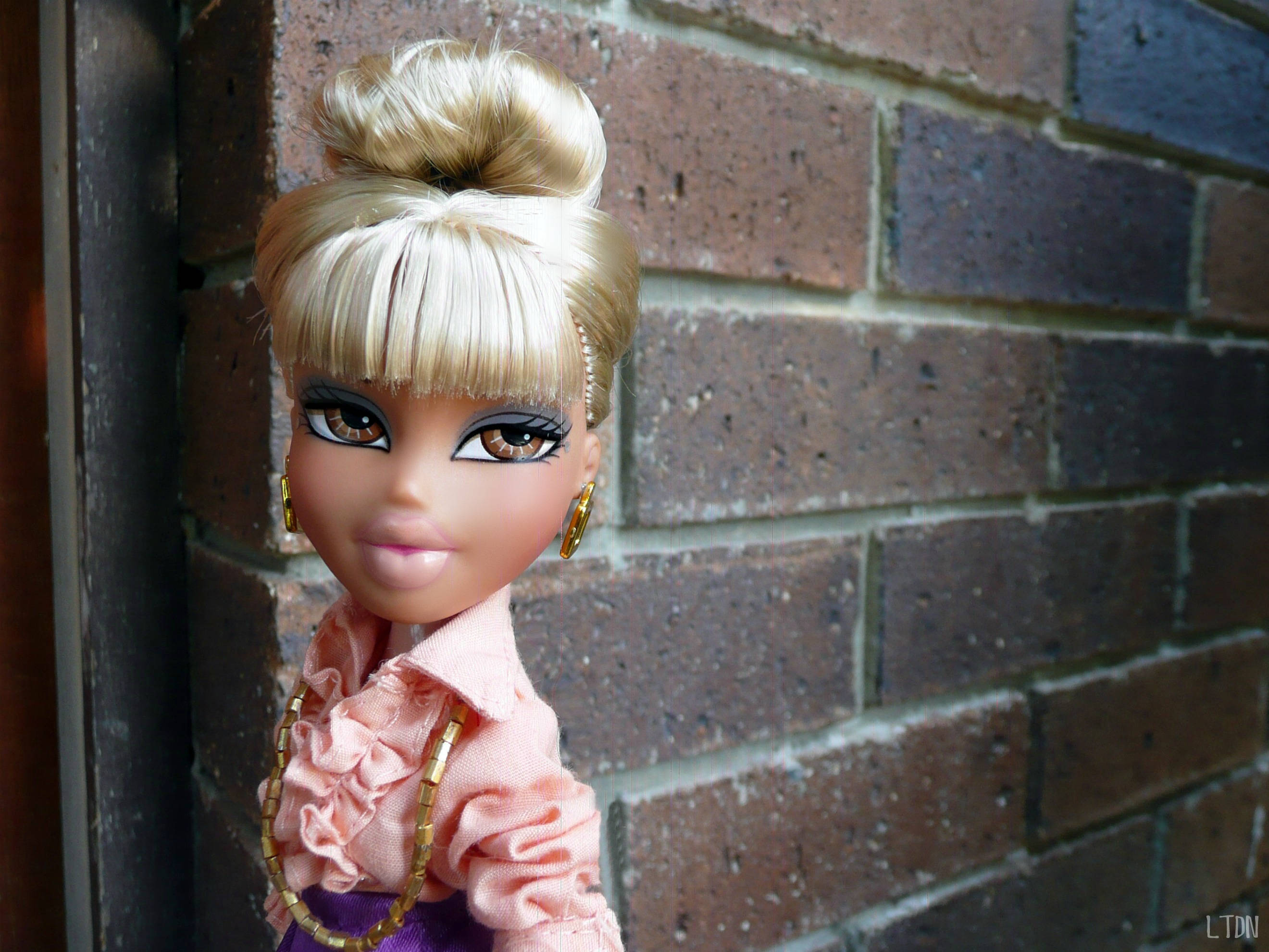 Blonde Bratz Estetiese Pop Muurpapier