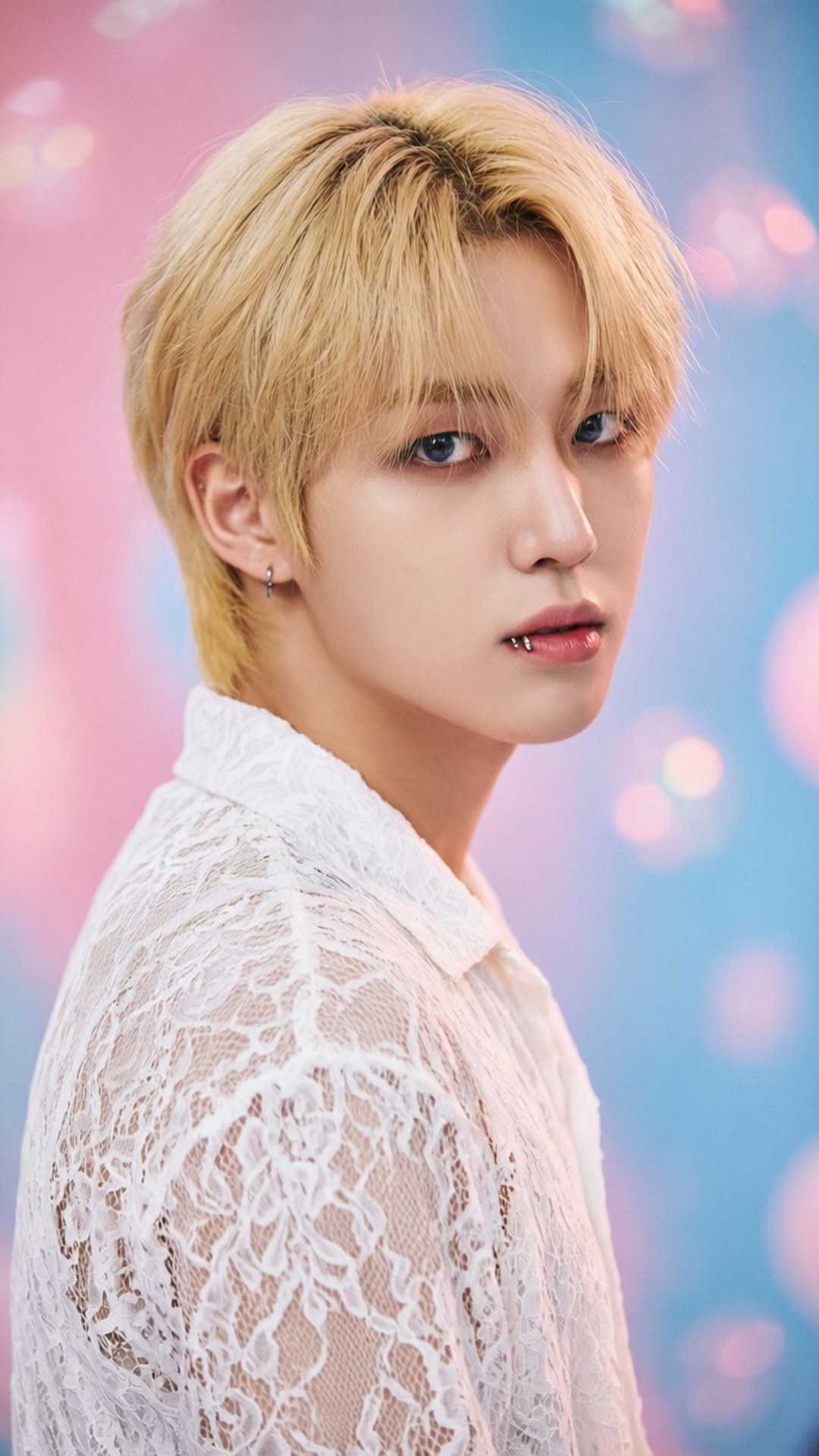 Blonde Hyunjin se Blik Muurpapier