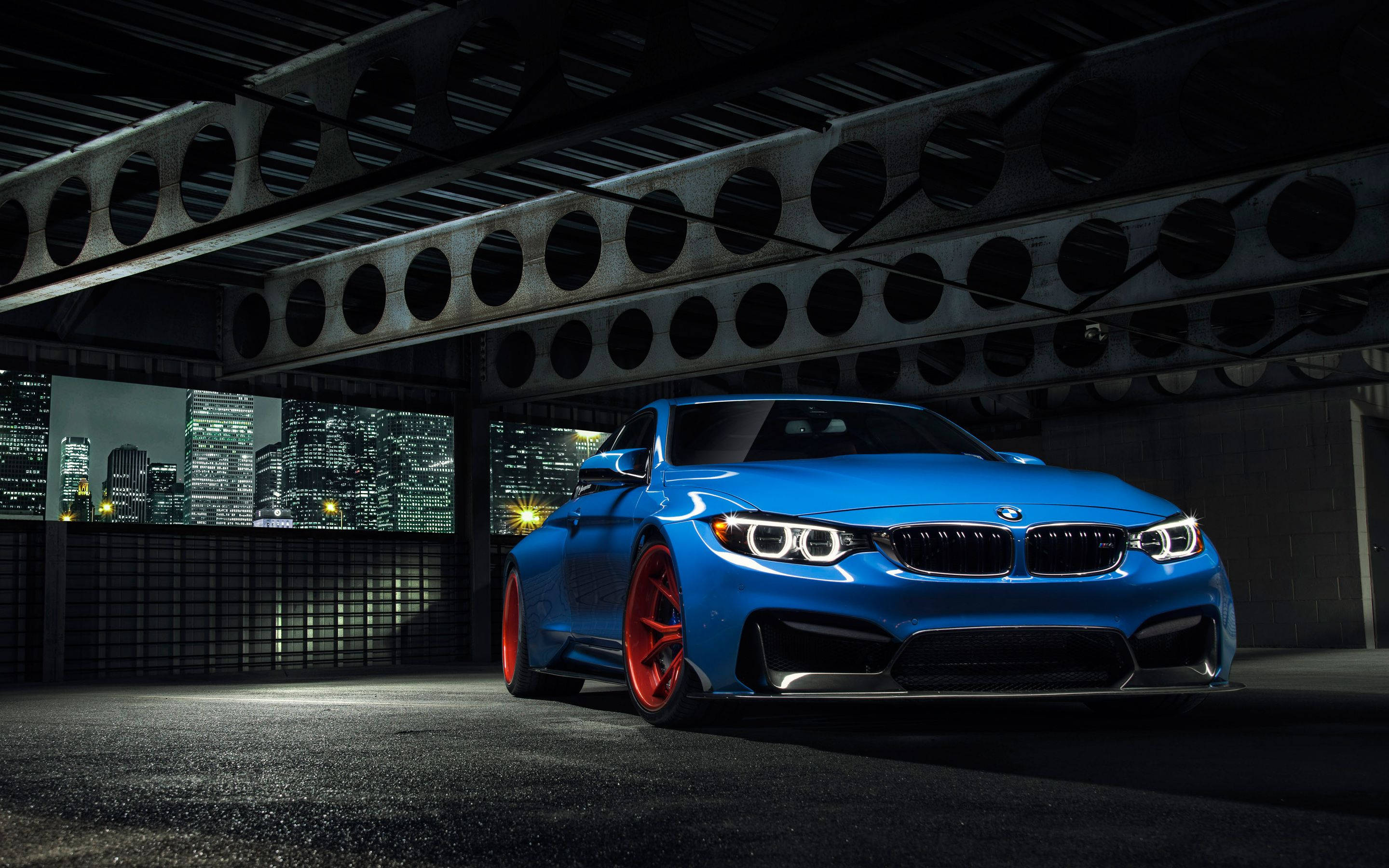 Blou BMW wat binnenshuis geparkeer is Muurpapier