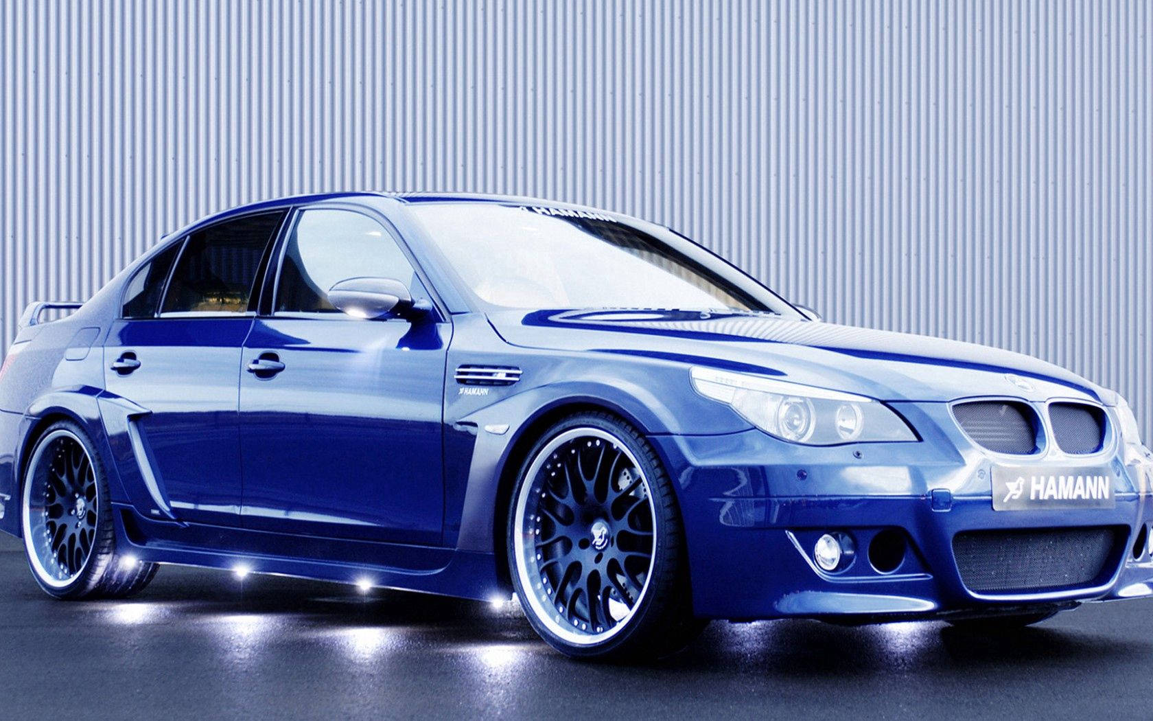 Suiwer blou Hamann BMW-motor op blou agtergrond