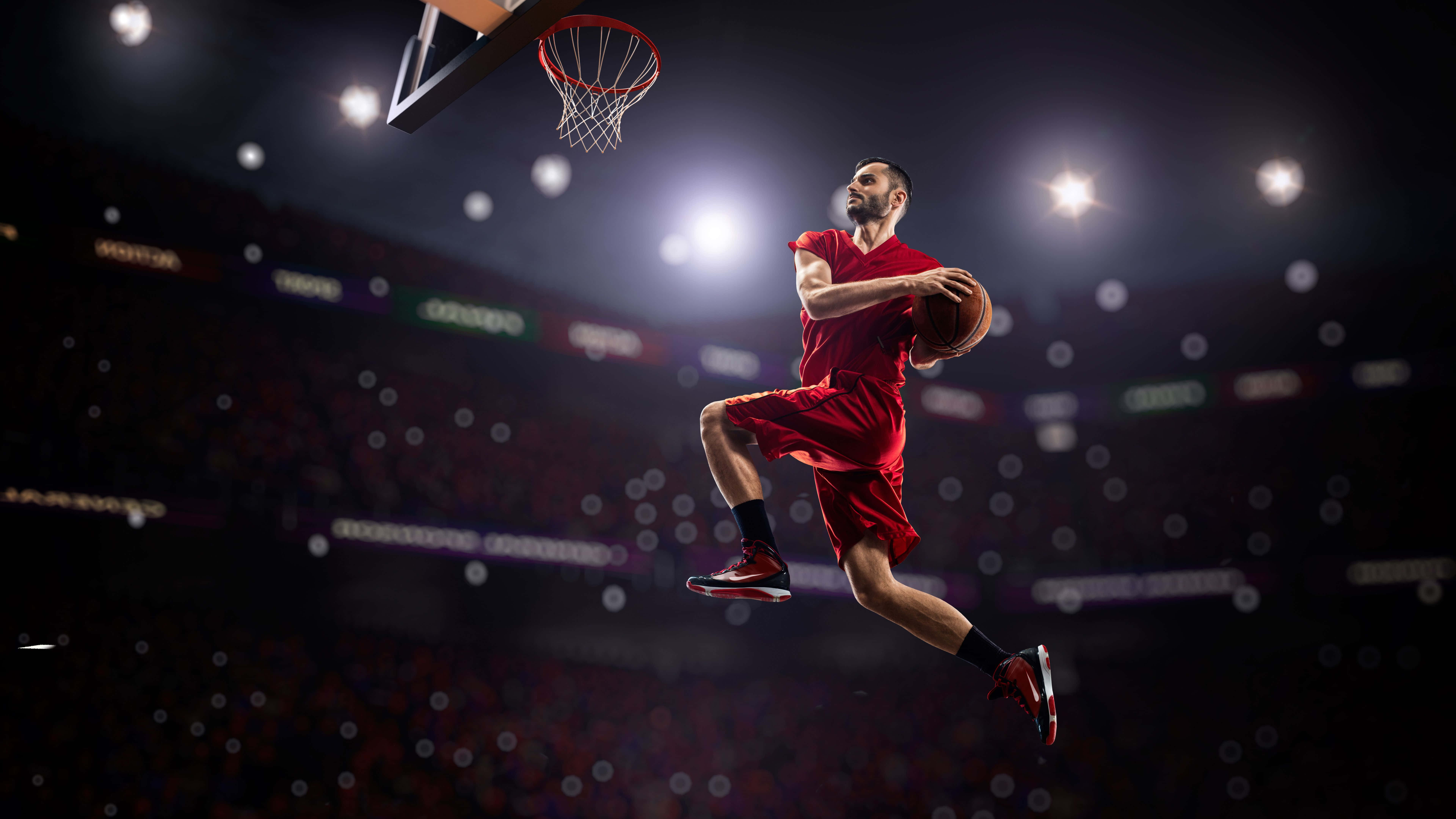 Boeiende Basketbalbaan Onder Skemerlug Muurpapier