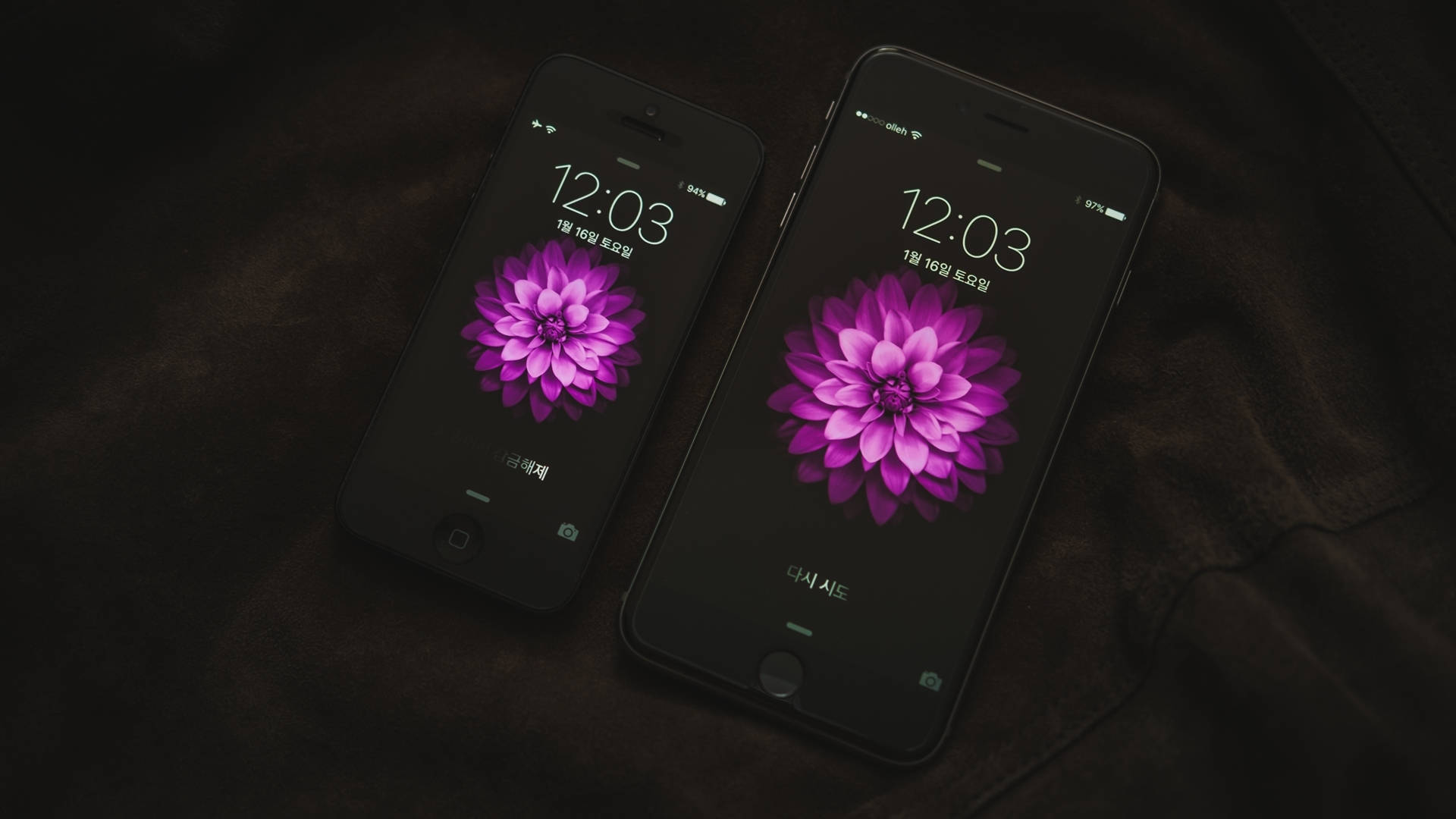 Boeiende iPhone op Werkskantoor Muurpapier