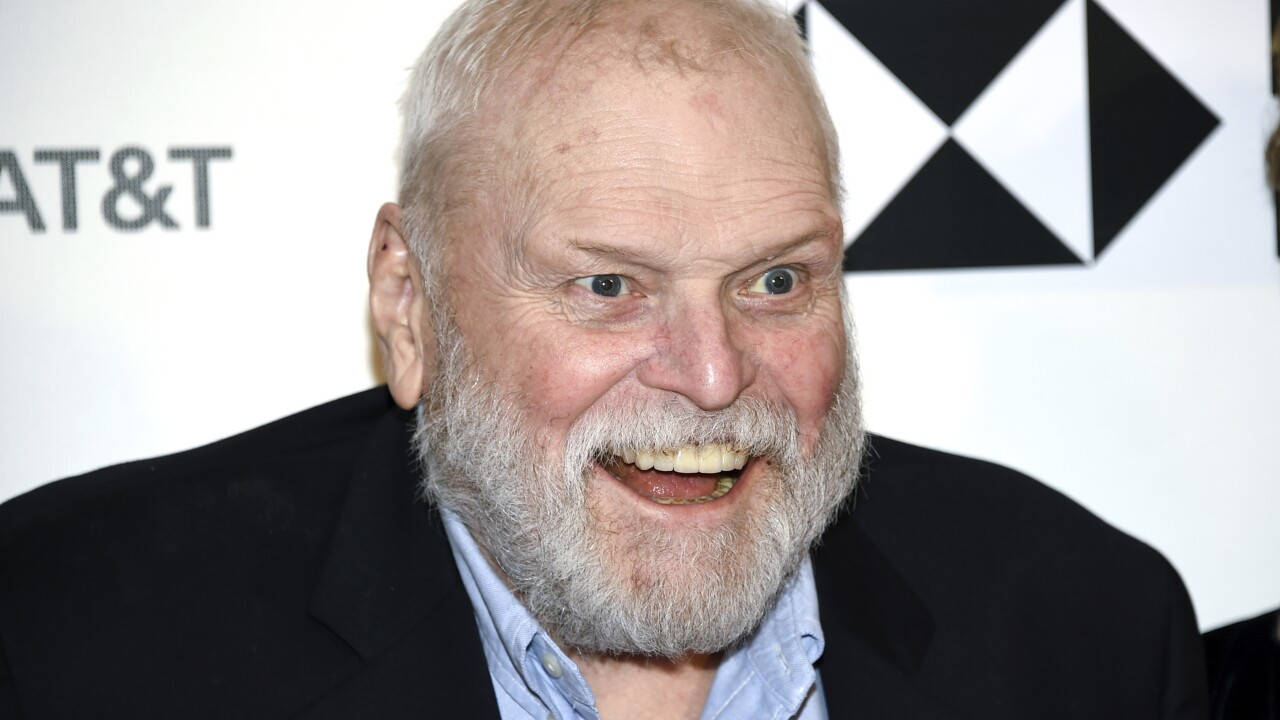 Brian Dennehy Lag Swart en Wit Agtergrond Muurpapier