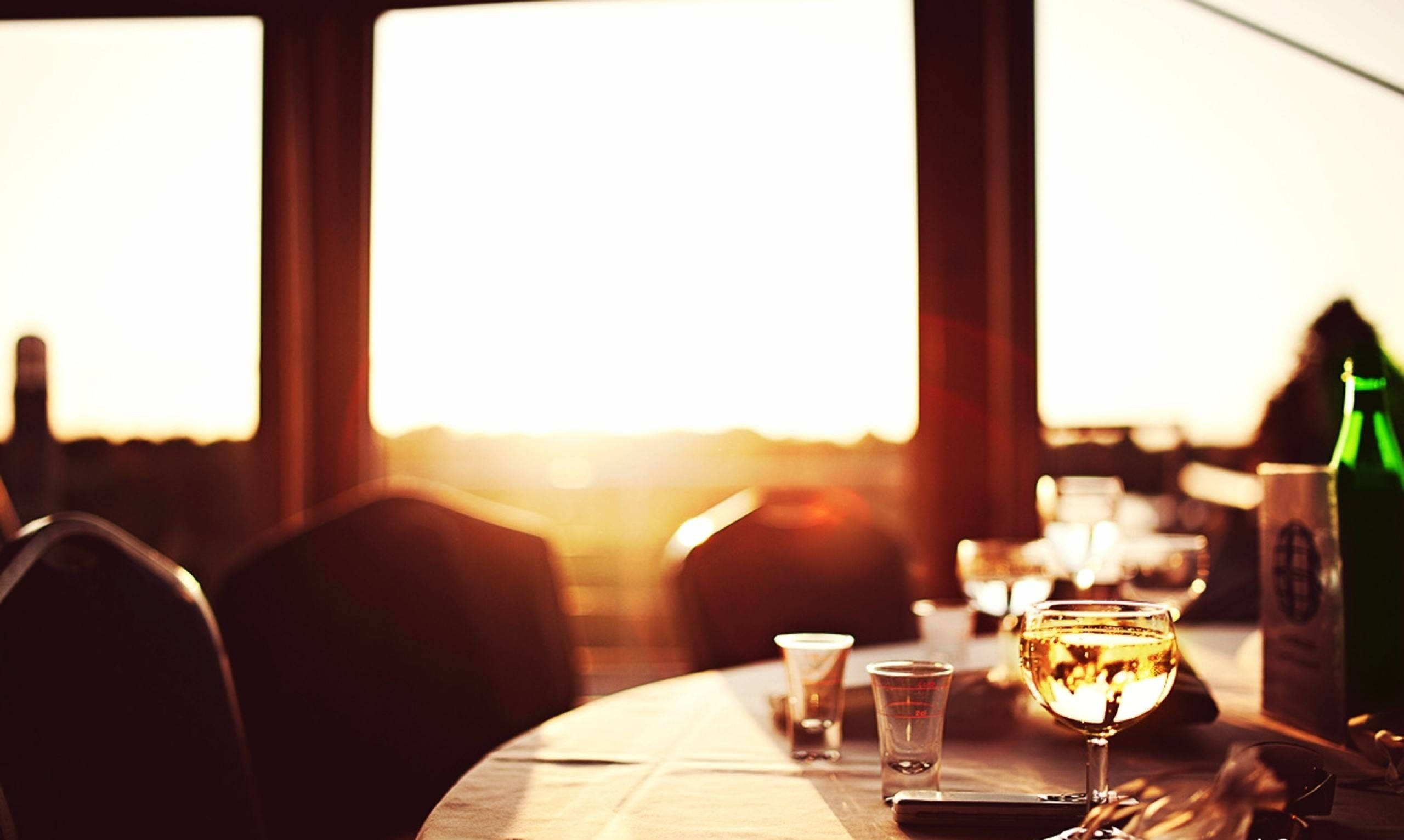 Brille op Restaurante Tafel Tydens Goue Uur Muurpapier