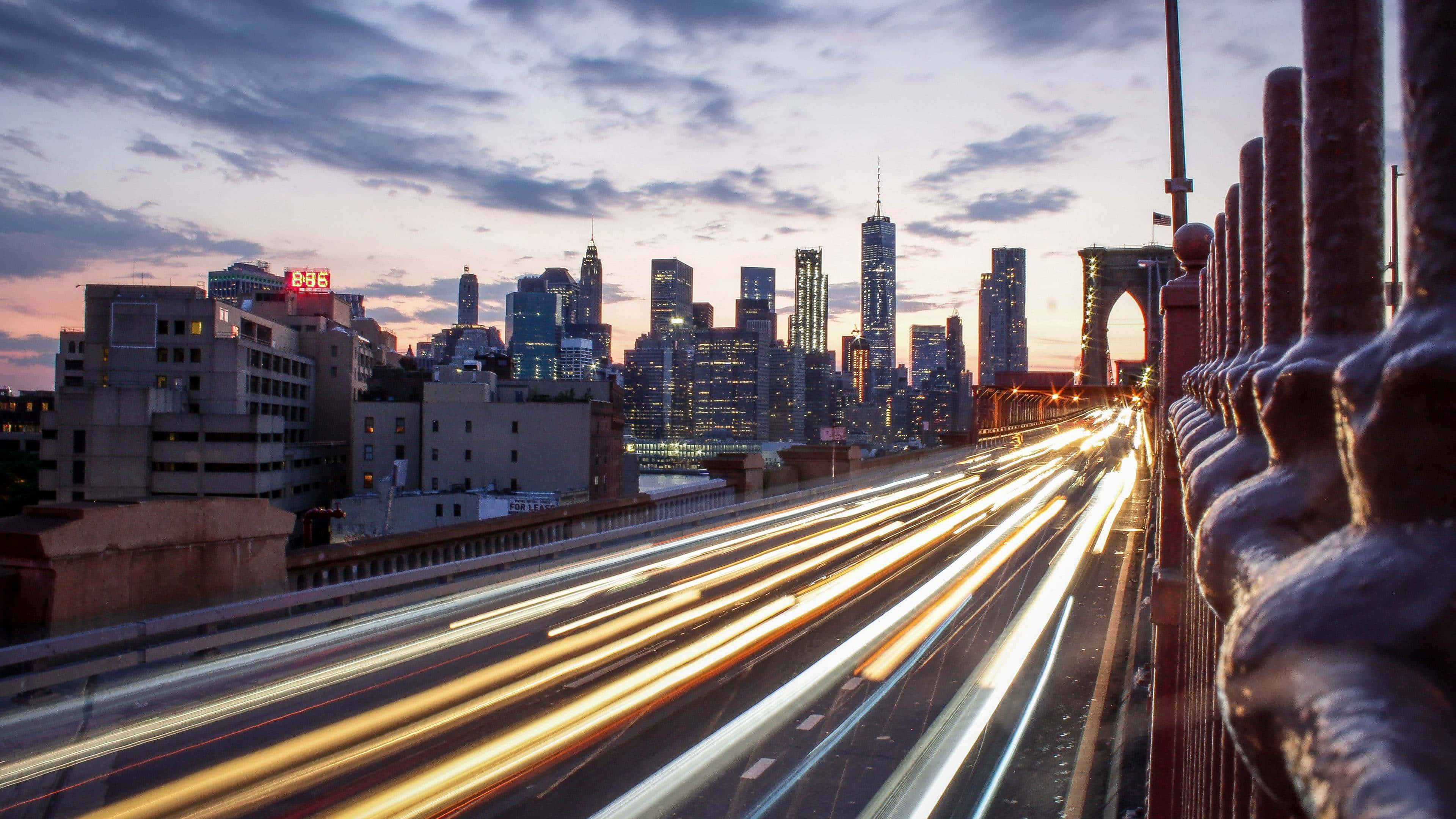 Brooklyn-brug teen skemer met stadsligte Muurpapier