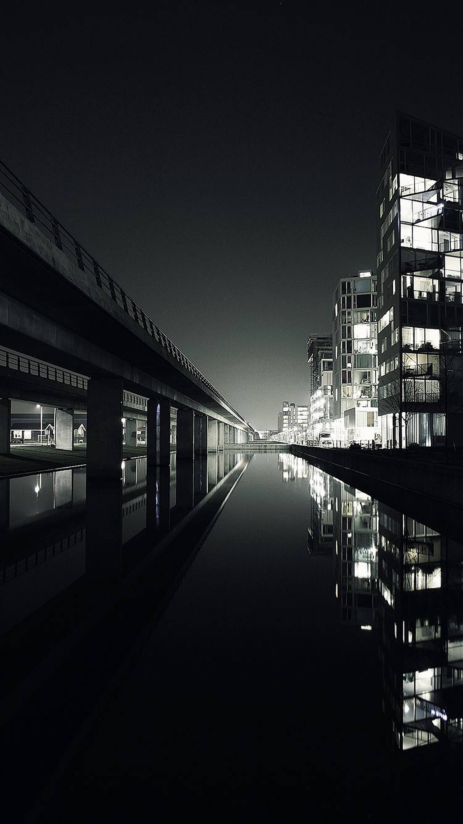 Brug in Donker Stad Muurpapier