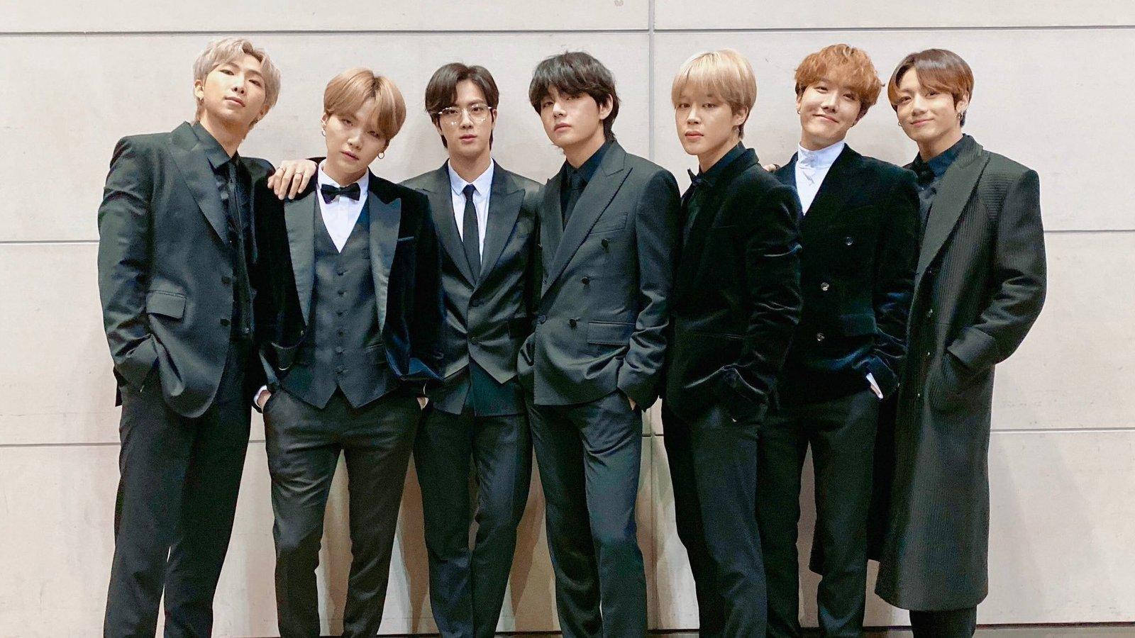 BTS 2020 in swart pak Muurpapier
