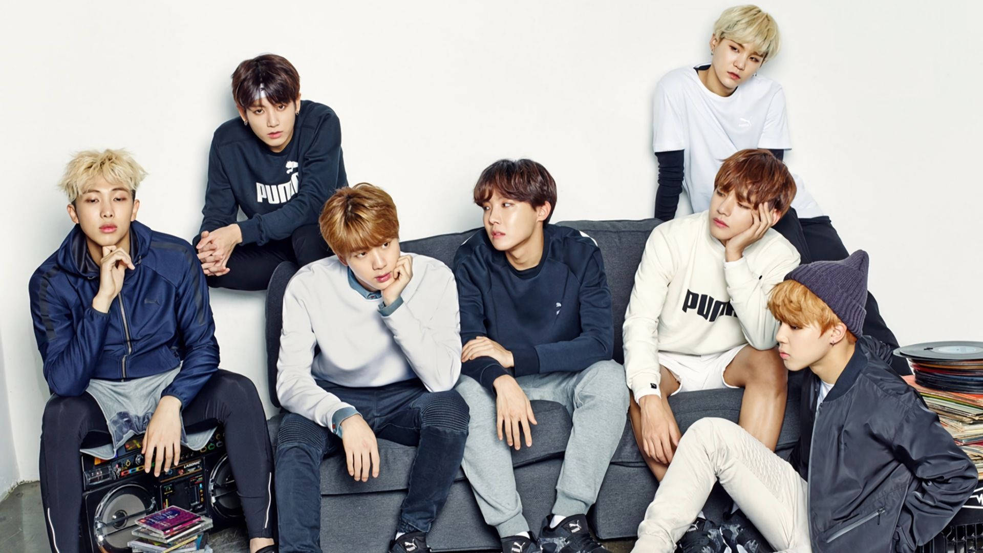 BTS-groep op bank blou en wit Muurpapier