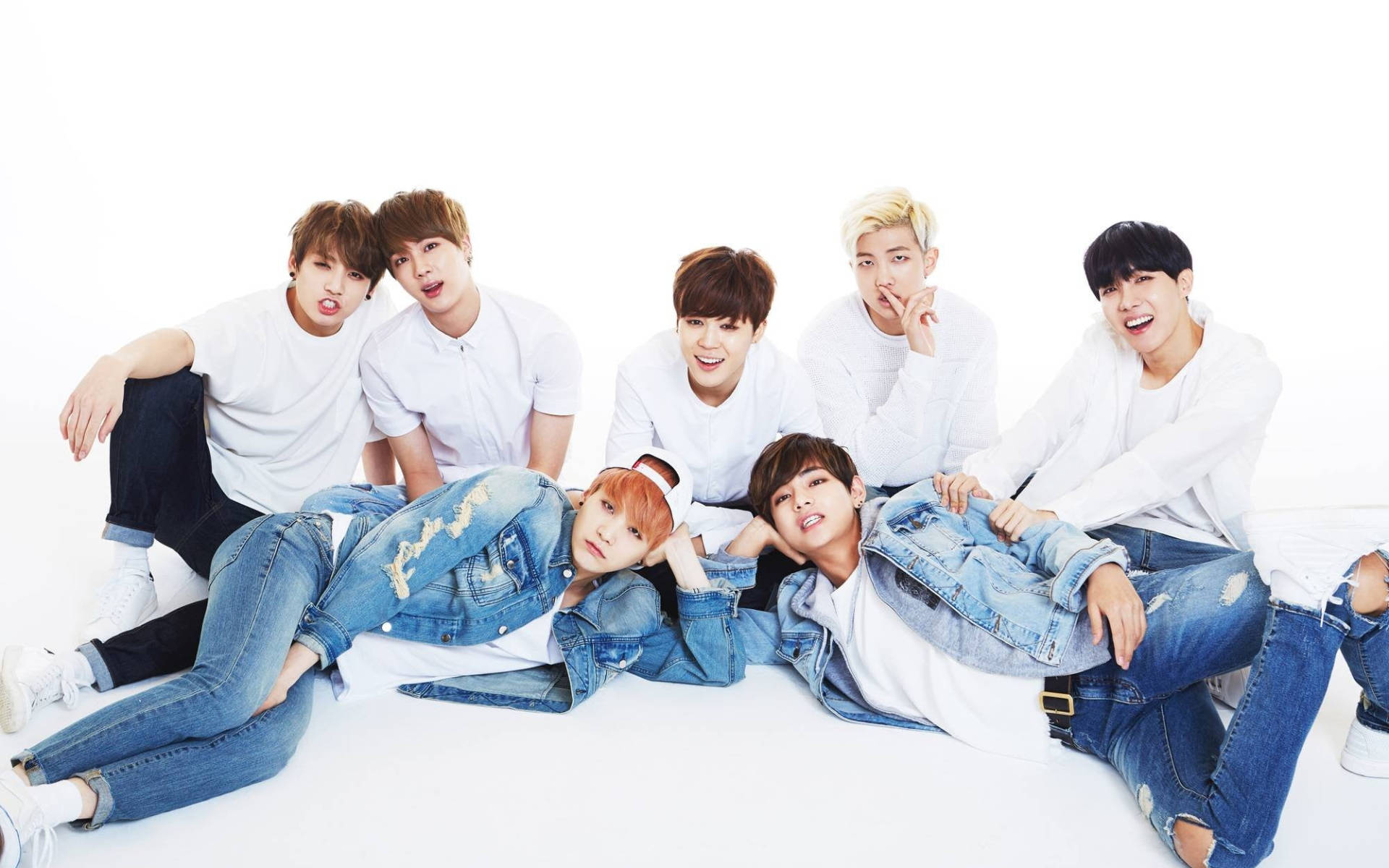 BTS Groepsfoto in Jeans Muurpapier
