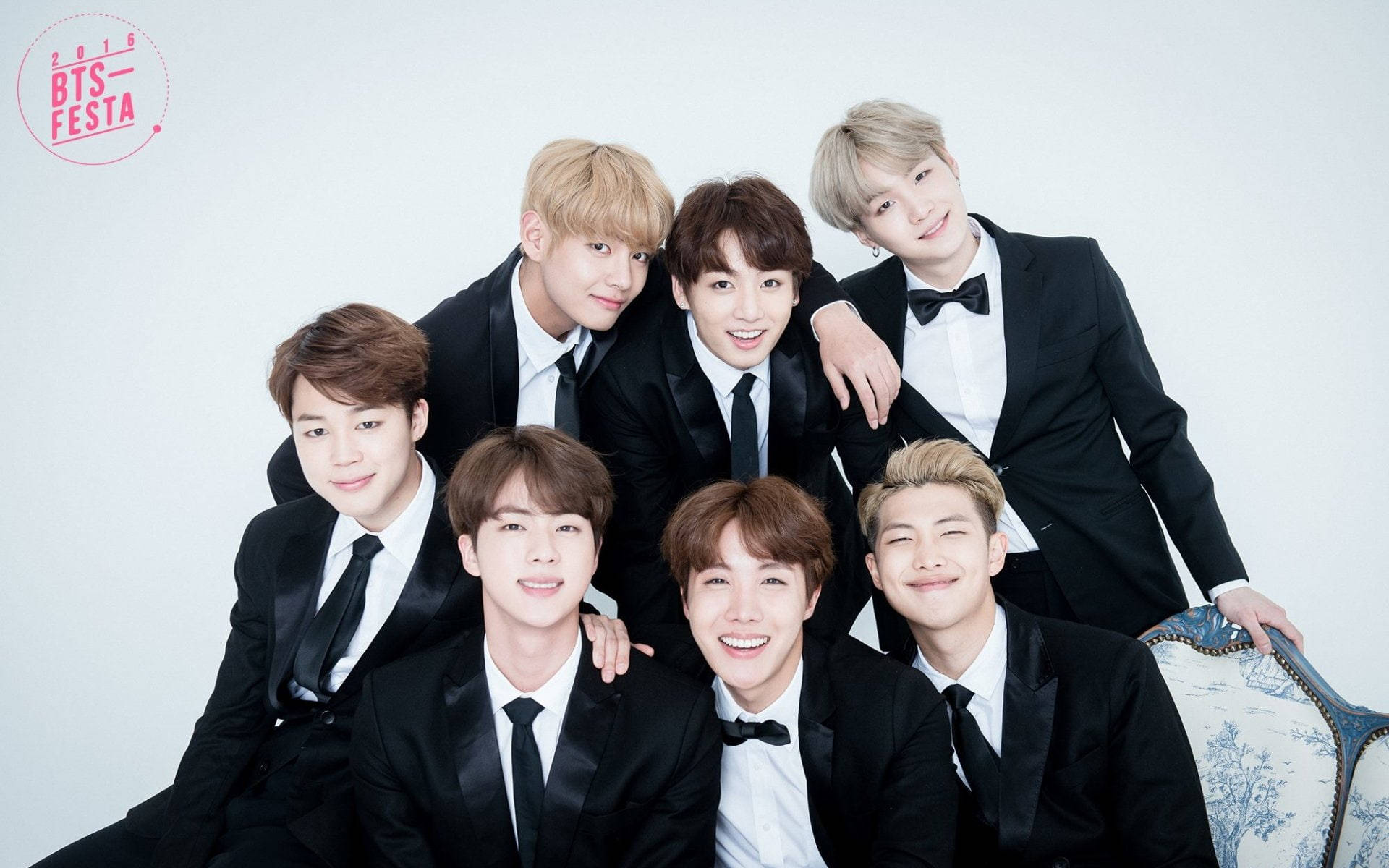 BTS Groepsfoto in Klassieke Pakke Muurpapier