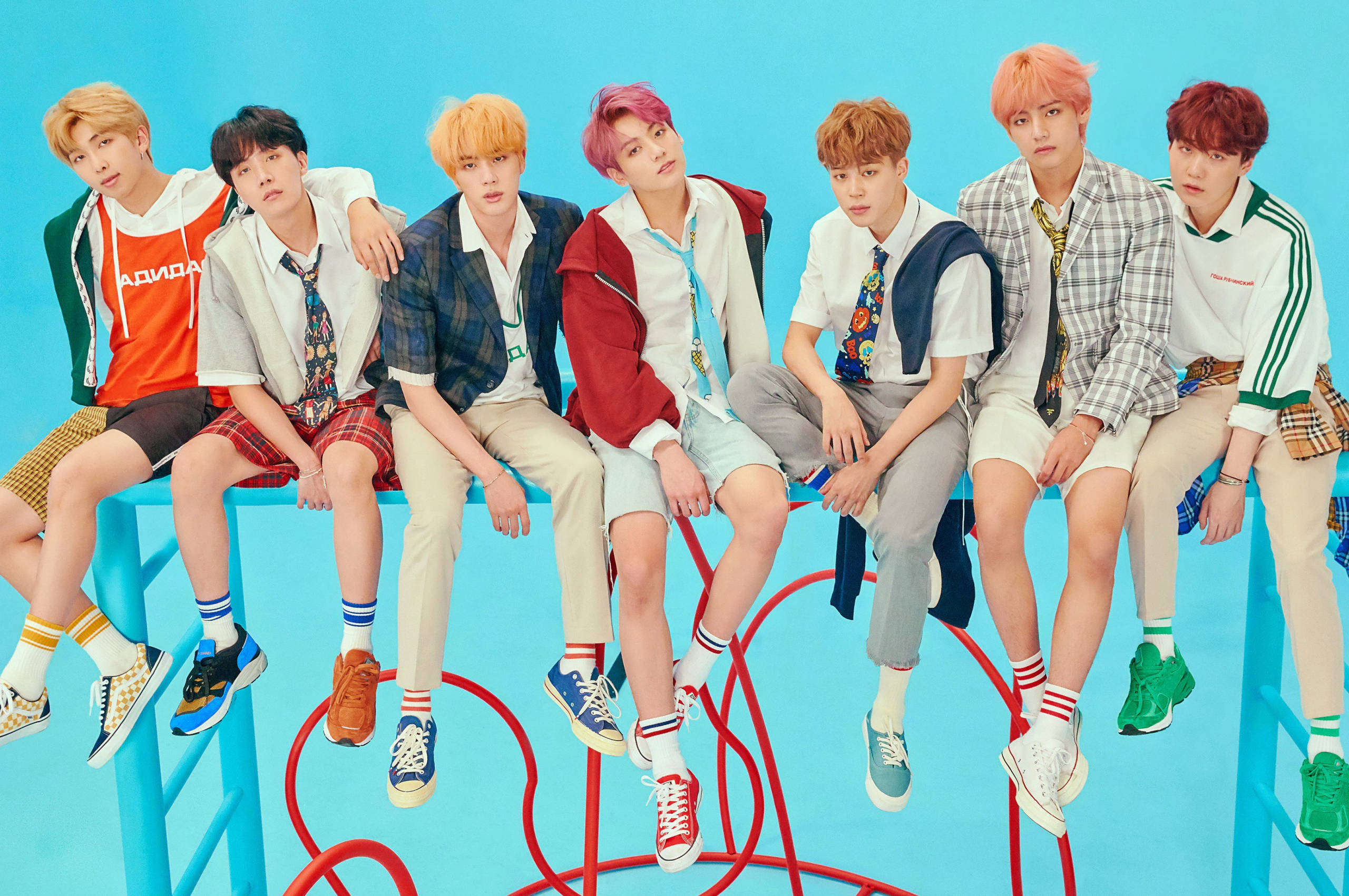 BTS Groepsfoto in Blou Muurpapier