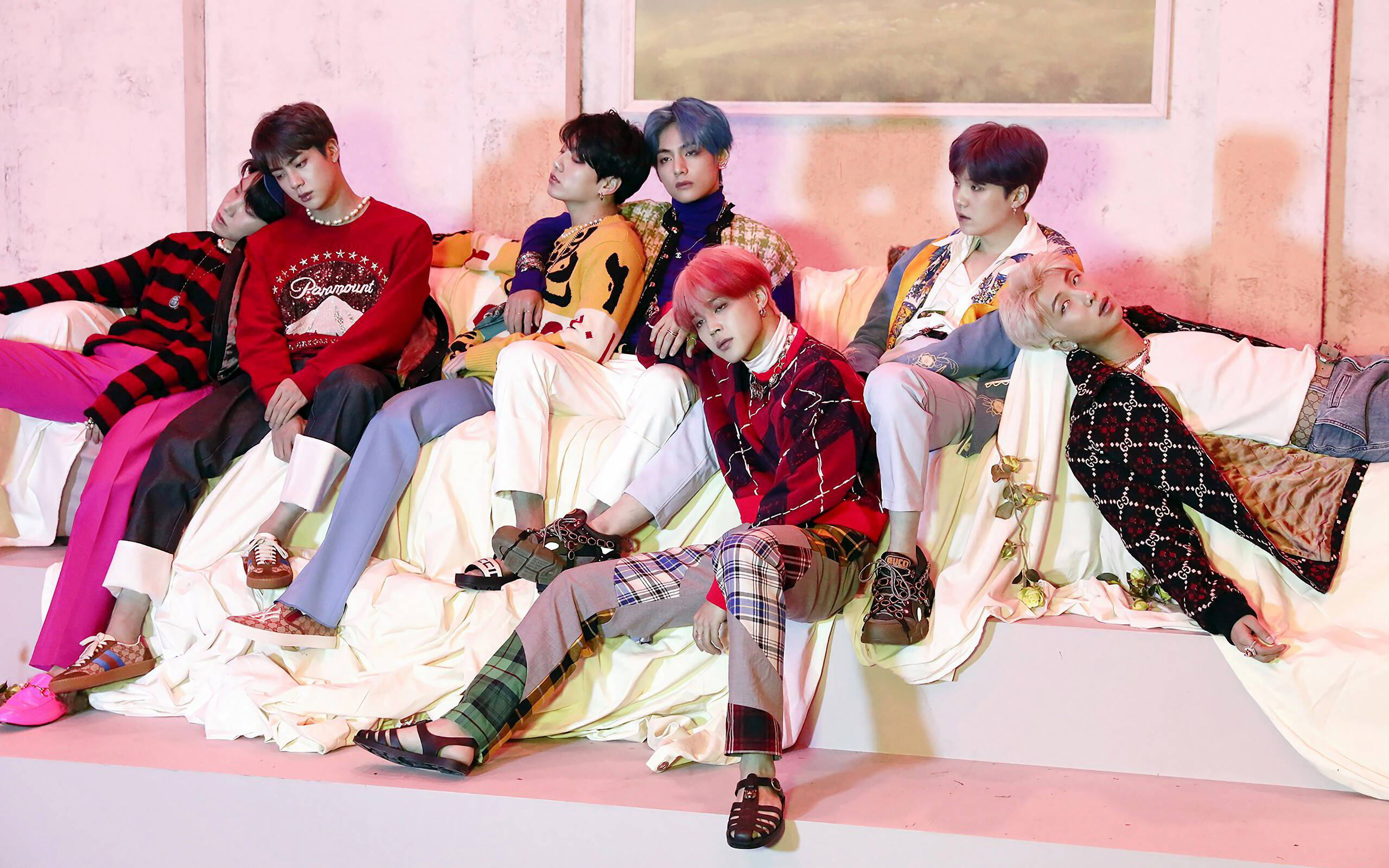 BTS Groepsfoto in die Sitkamer Muurpapier
