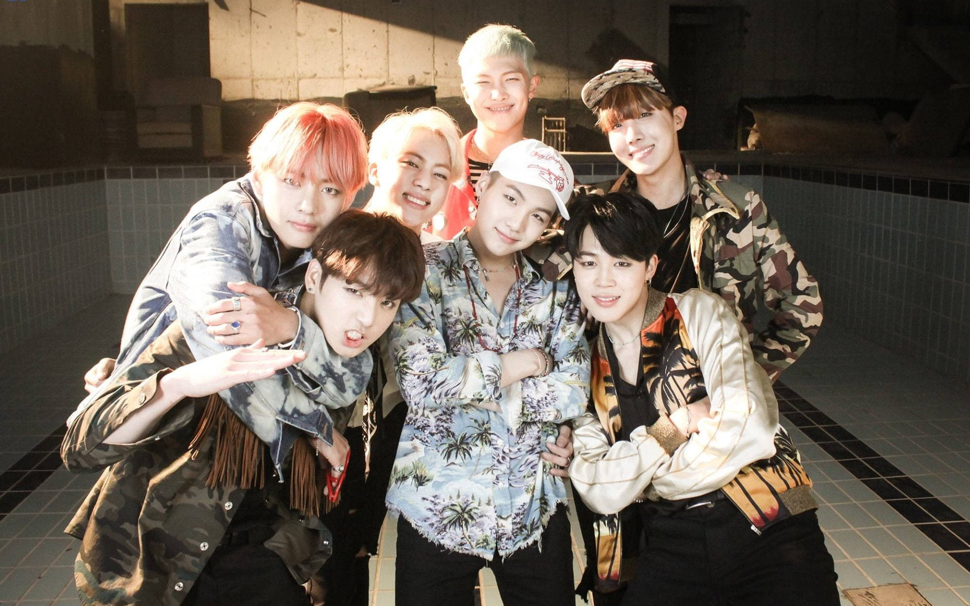 BTS Groepsfoto in Fire MV Muurpapier
