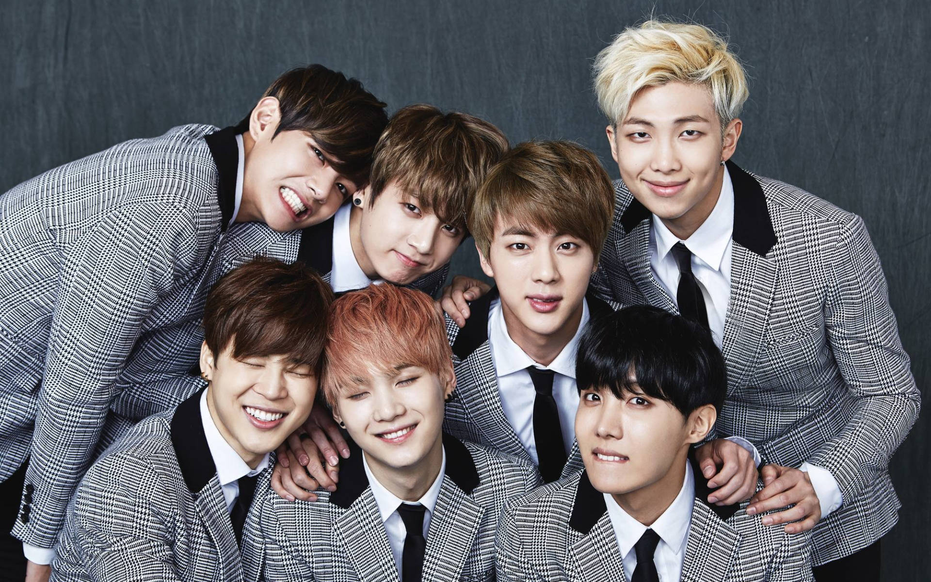 BTS Groepsfoto in Grys Pakke Muurpapier