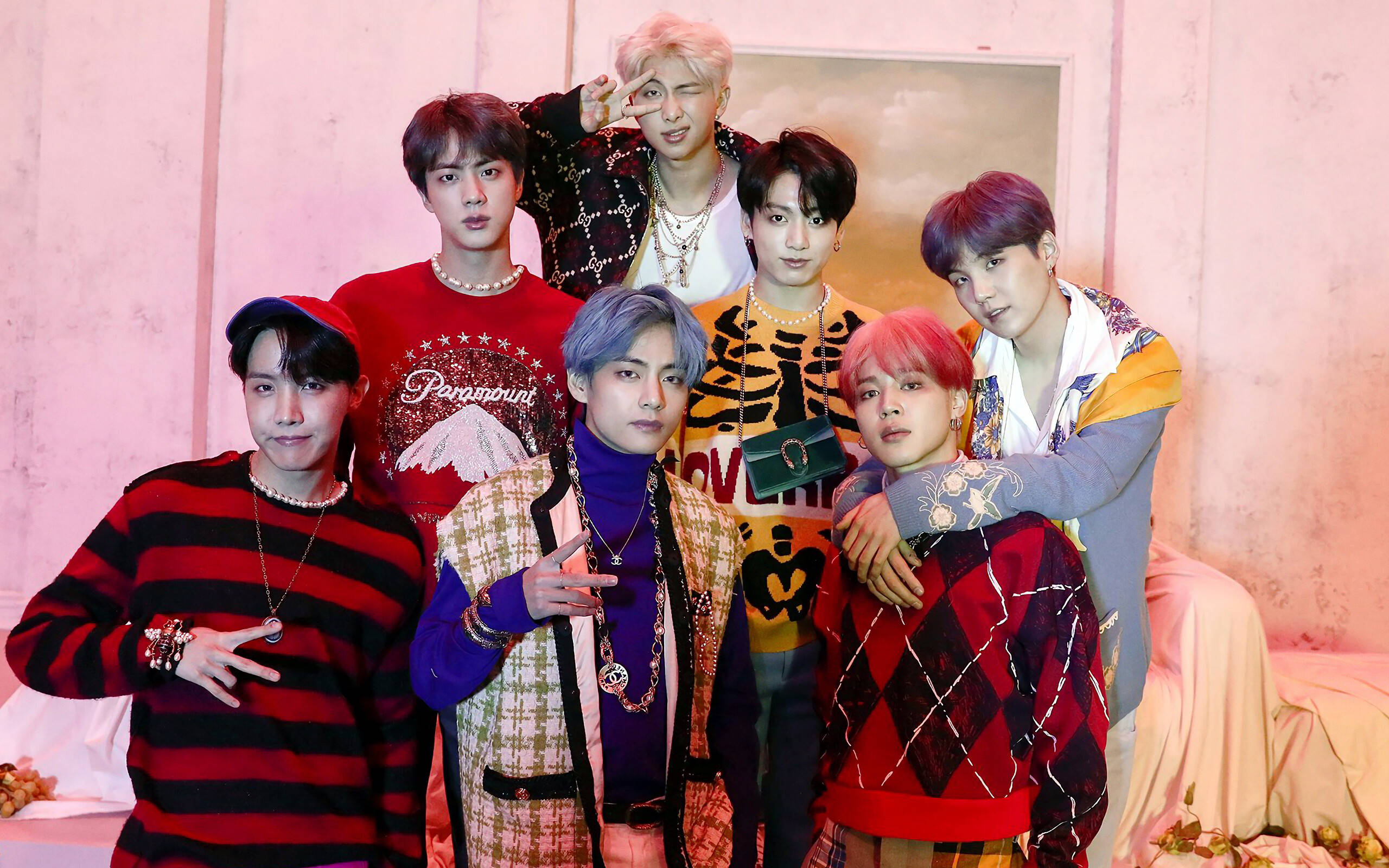 BTS Groepsfoto in Modieuse Uitrustings Muurpapier