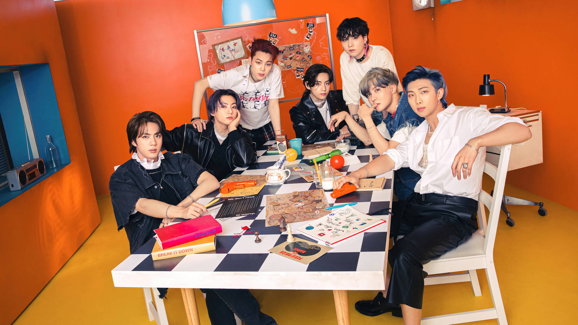 BTS Groepsfoto in Oranje Kamer Muurpapier