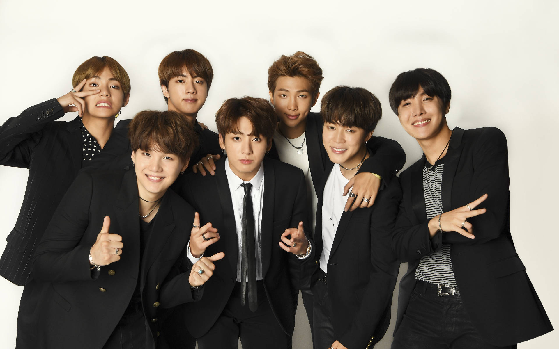 BTS Groepsfoto in Swart Pakke Muurpapier