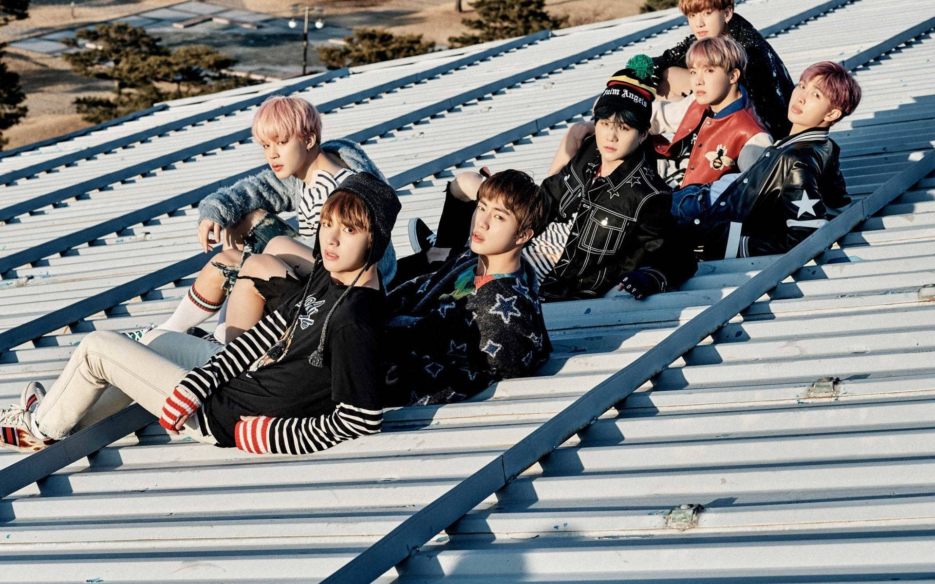 BTS Groepsfoto Lentedag Muurpapier