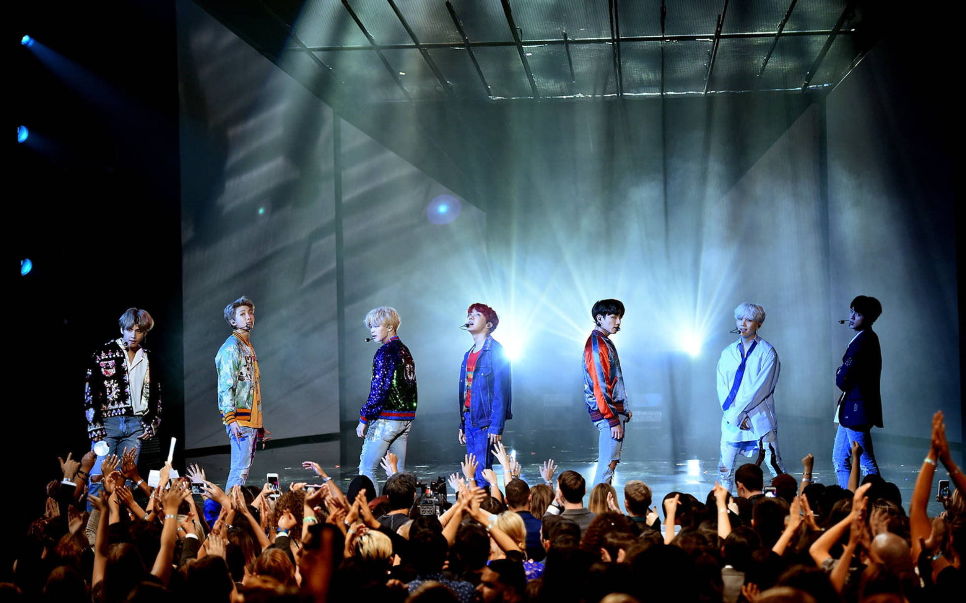 BTS Groepsfoto Op Verhoog Muurpapier