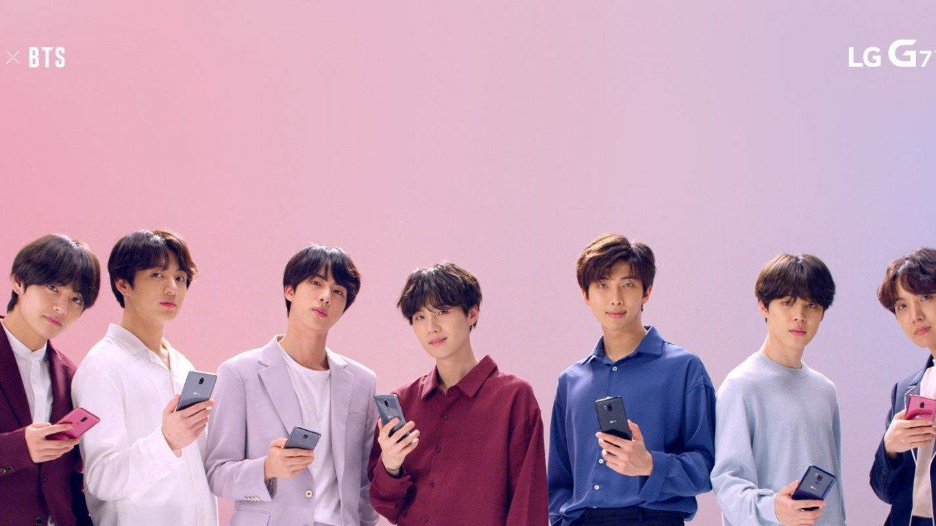 BTS hou LG-fone vas op skootrekenaar Muurpapier