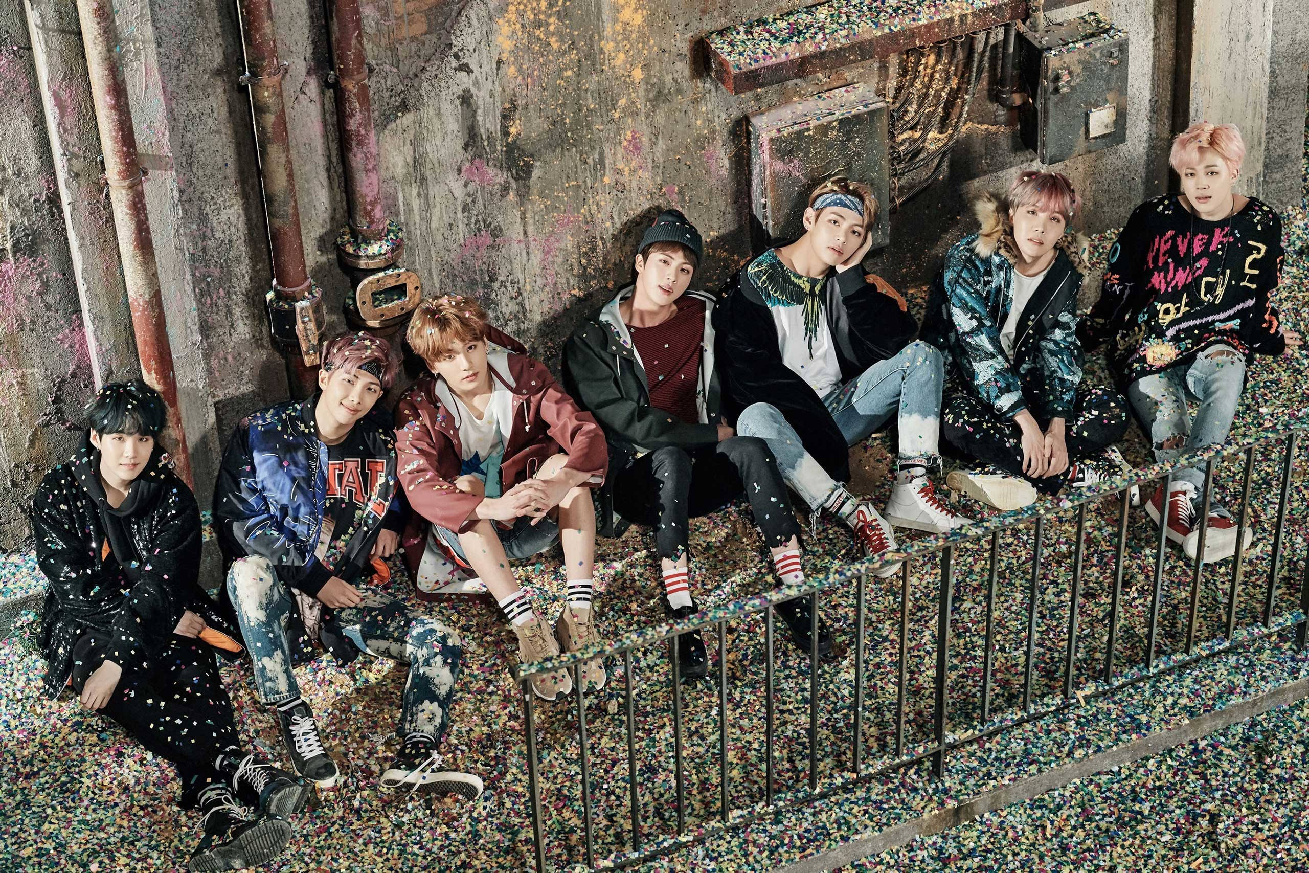 BTS in stegie met konfetti-skootrekenaar Muurpapier