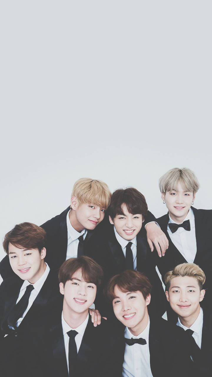 BTS-agtergrond van V, Jungkook, Jimin, Suga, Jin, RM en J-hope wat swart pakke dra.