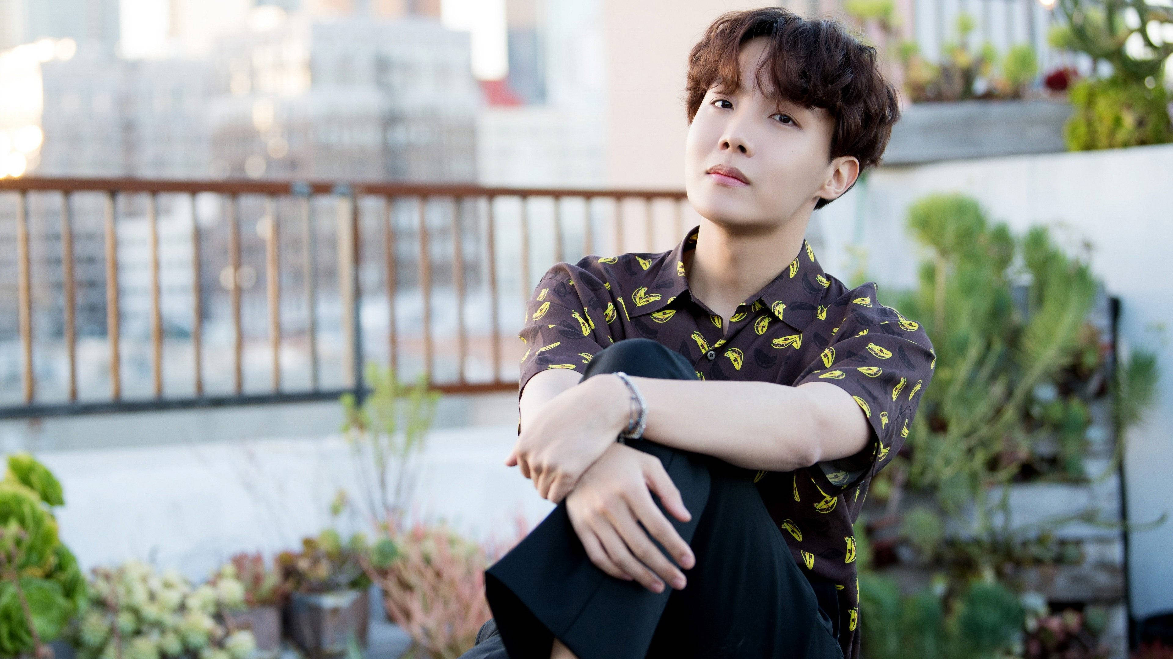BTS J-Hope wat buite poseer Muurpapier