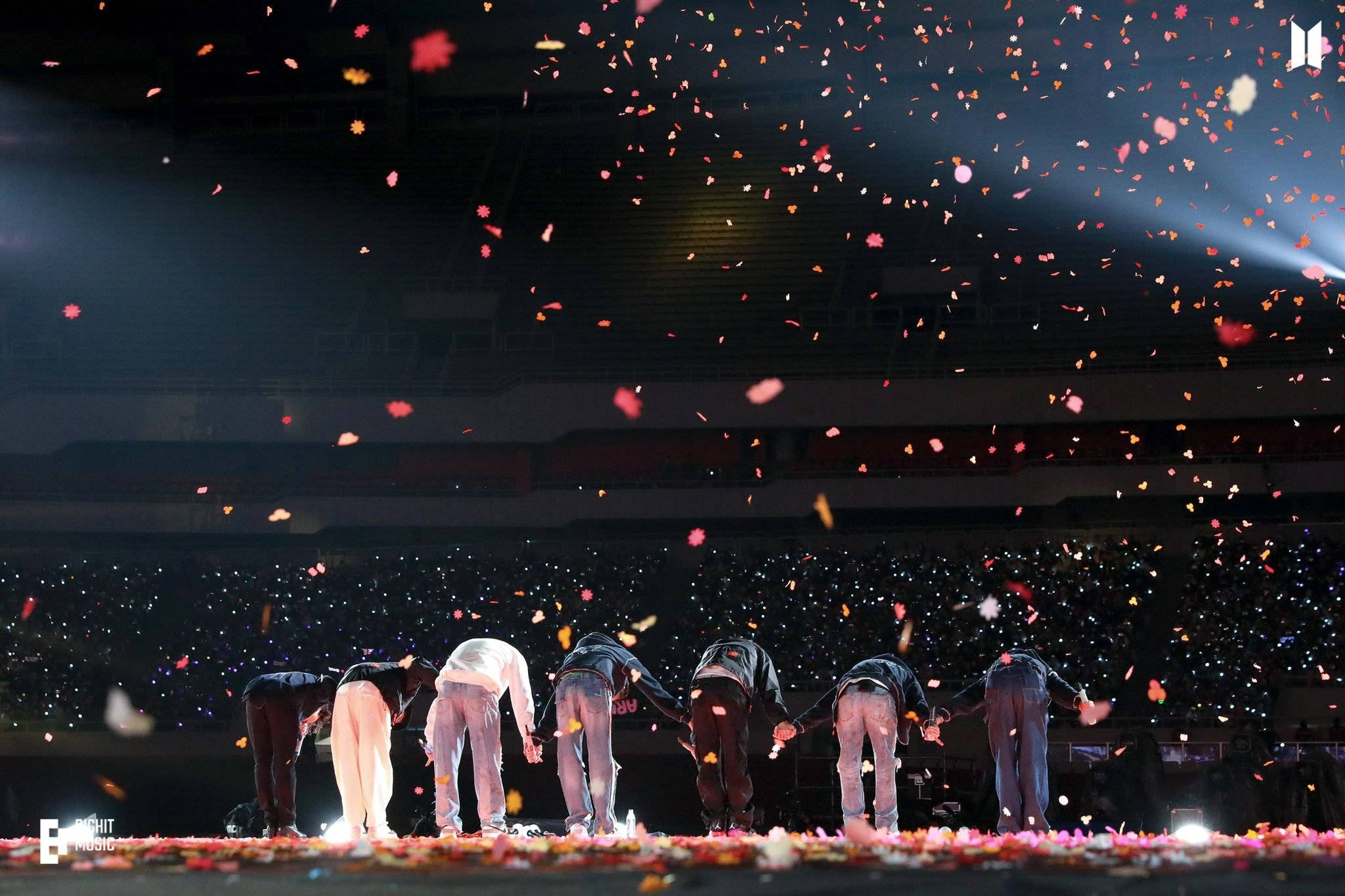 BTS-konsert met lede wat vir Army buig Muurpapier