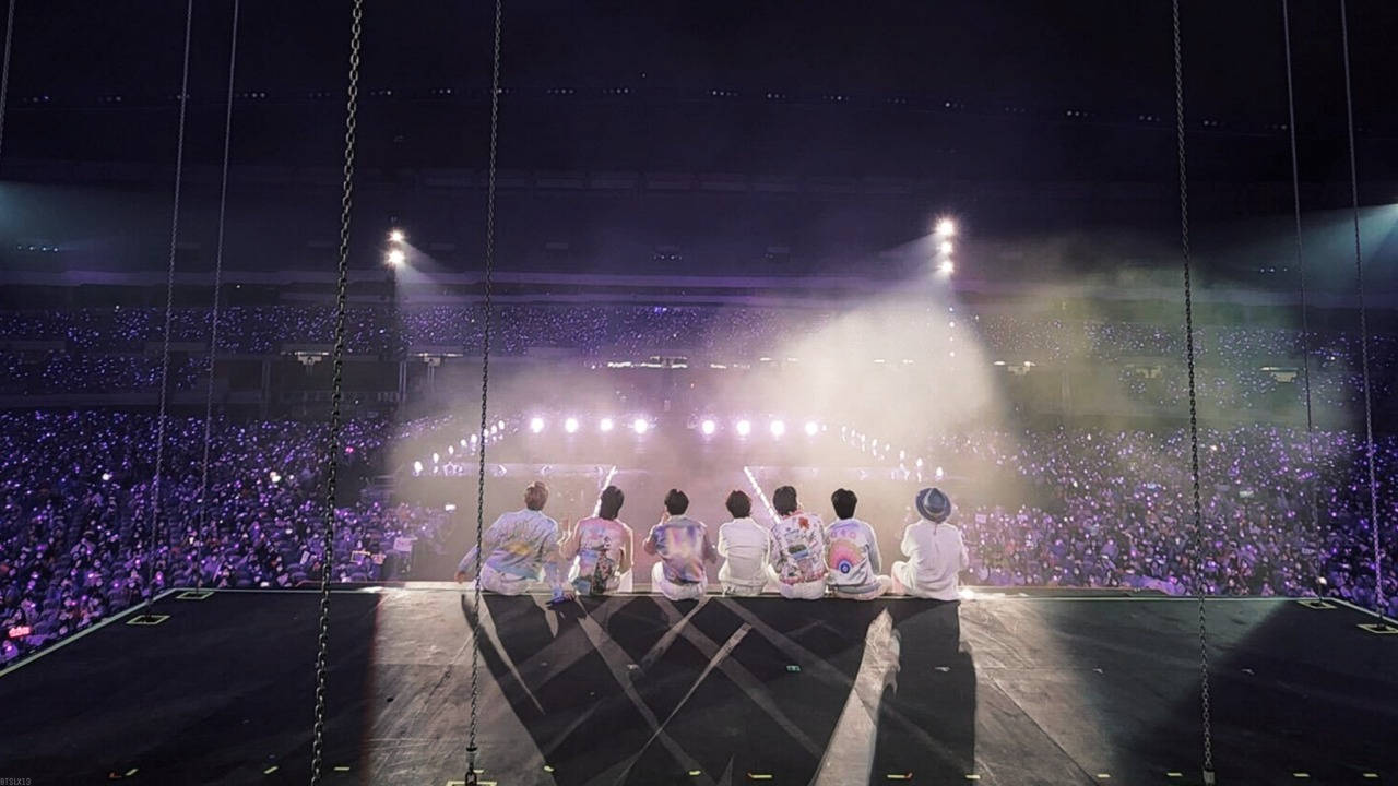 BTS Konsert met Lede op die Verhoog Muurpapier