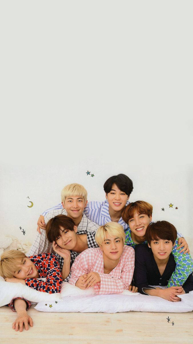 BTS wat saam in die bed lê en glimlag agtergrond.