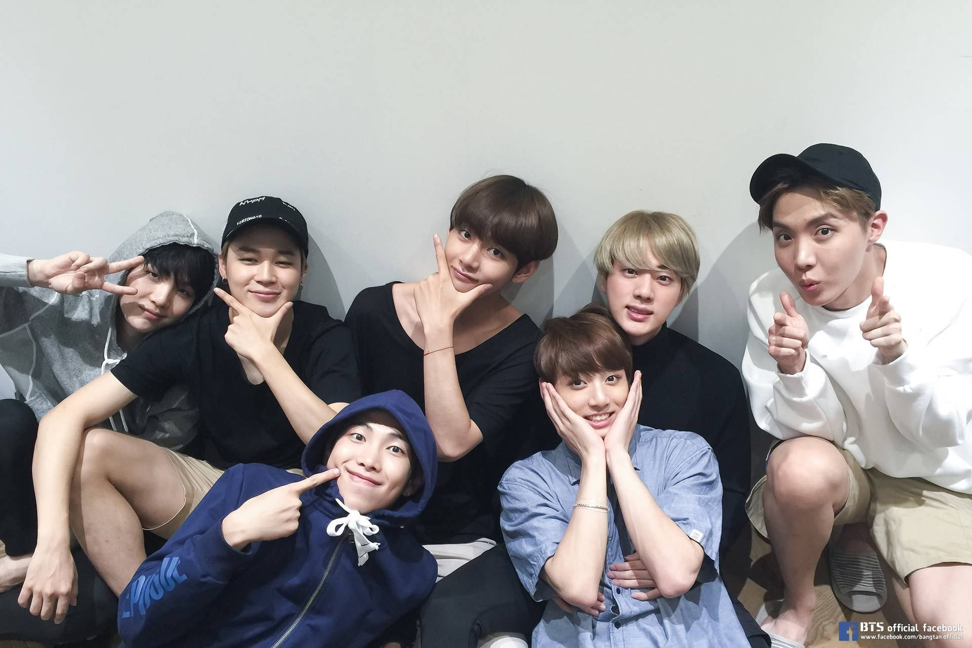 BTS-seunsgroep wat glimlag en na jou kyk.