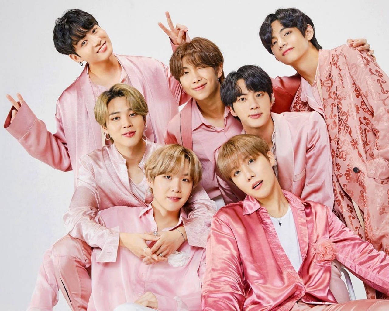 BTS Lede In Pienk Rekenaar Agtergrond Muurpapier