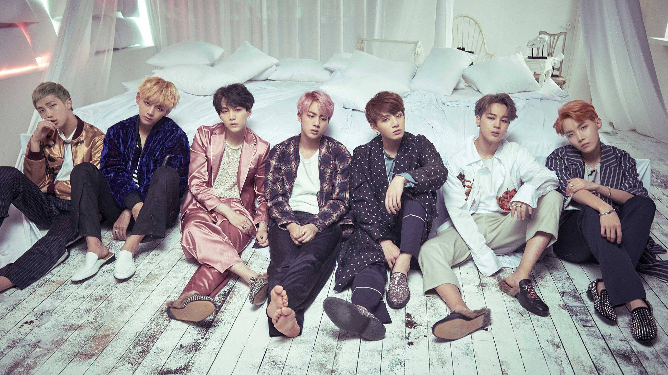 BTS Lede Langs Bed Se Rekenaar Muurpapier