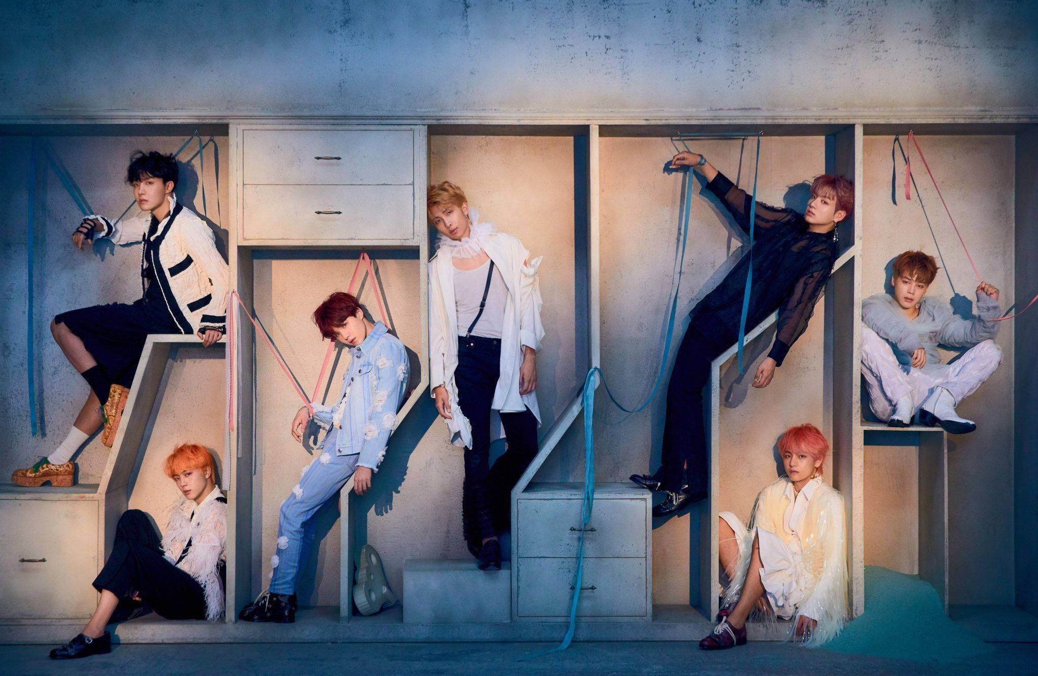 BTS Lede Pêrel in Kabinêtrakke Skootrekenaar Muurpapier