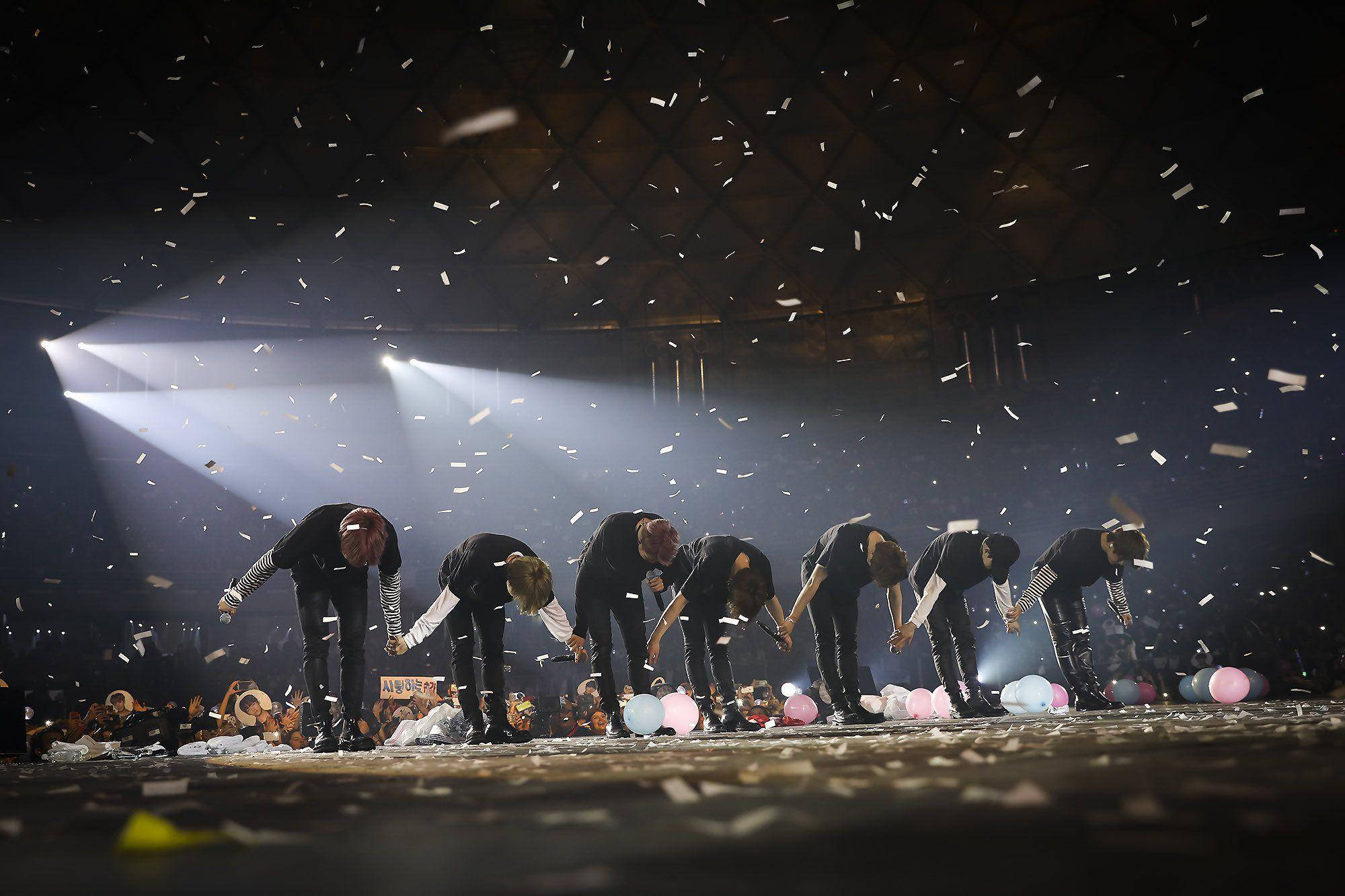 BTS Lessenaar Buig in Konsert Muurpapier