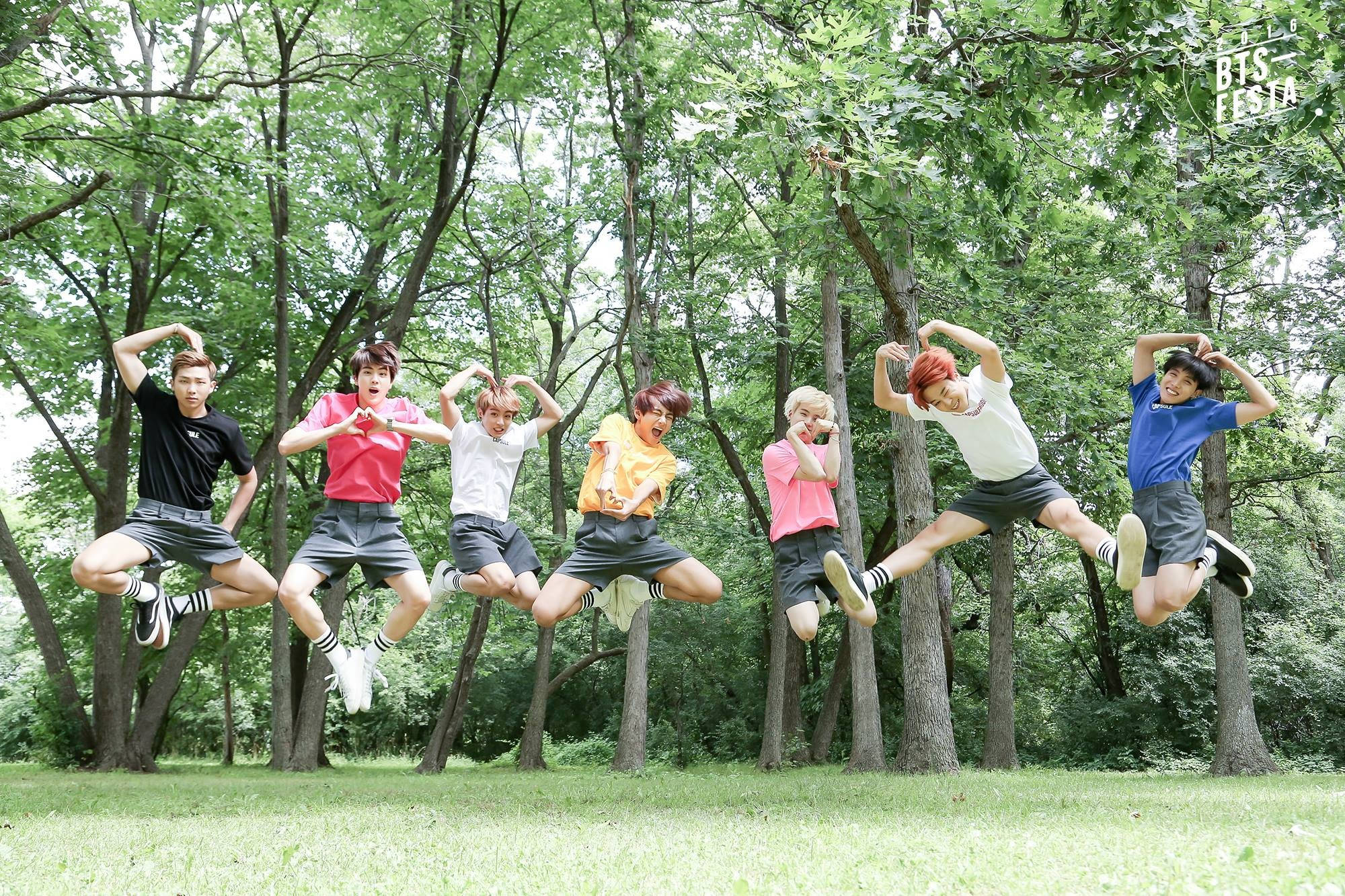 BTS Lessprong in die Bos Muurpapier