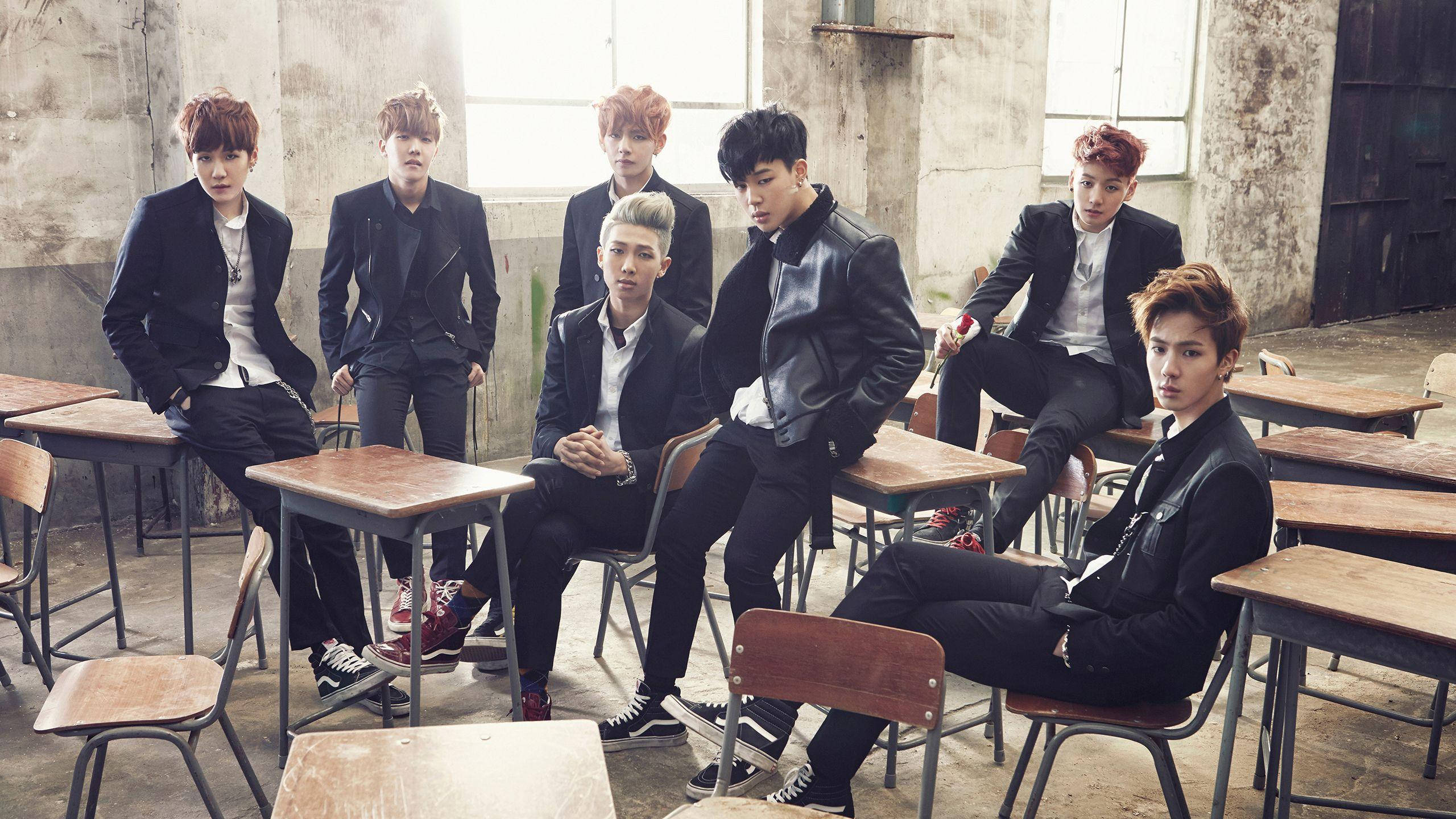 BTS-rekenaaragtergrond "Boy In Luv"-toneel Muurpapier
