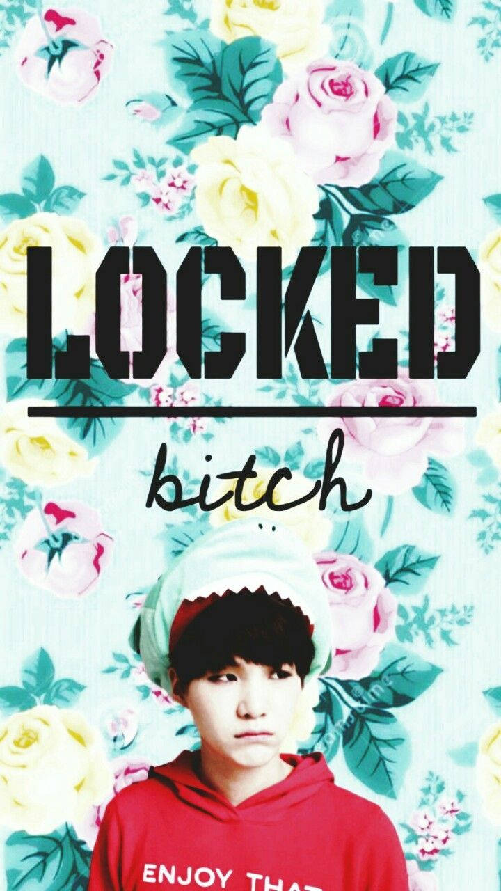 BTS Suga in 'n blomme-agtergrond wat sê "locked bitch".
