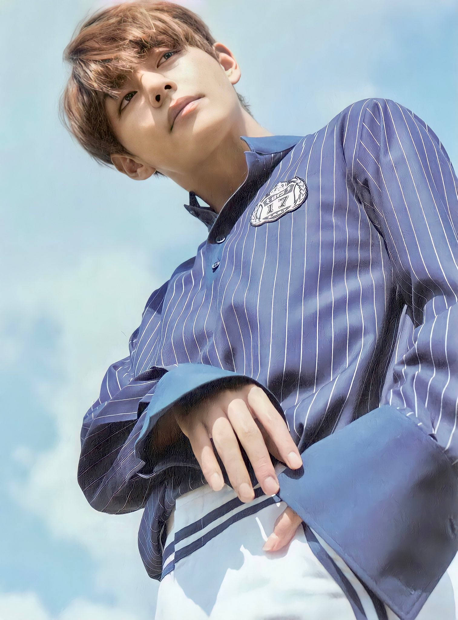 BTS V Gestreepte Blou Hemd Muurpapier