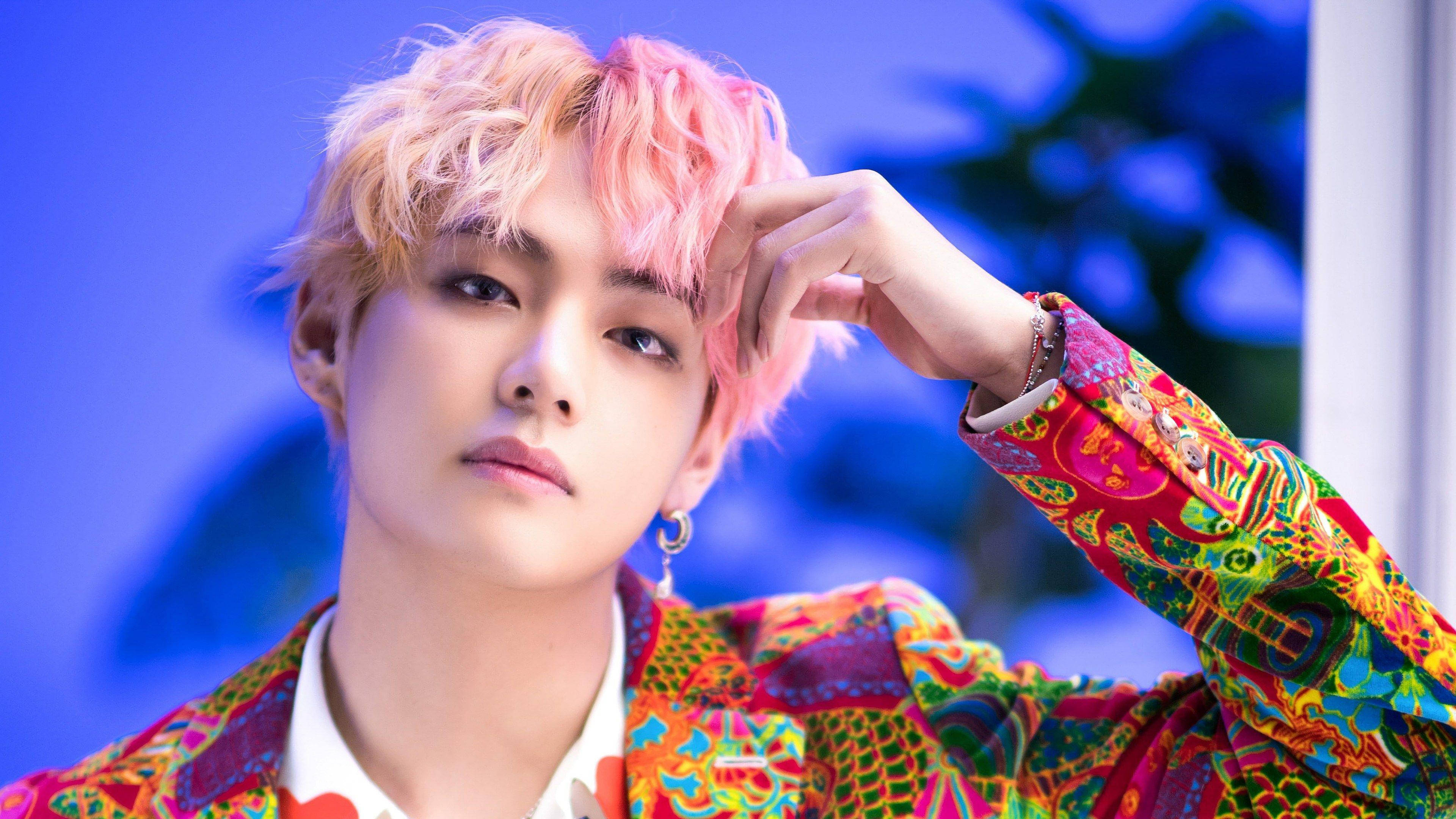 BTS V in Kleurvolle Pak Muurpapier