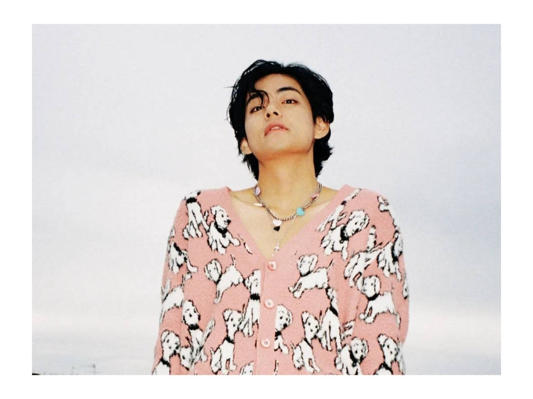 BTS V in pienk hondjietrui Muurpapier