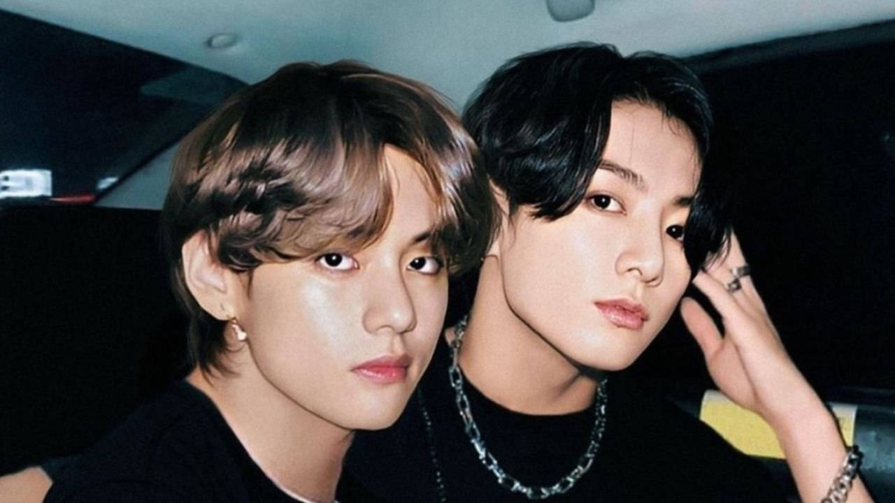 BTS V Jungkook In Motor Muurpapier