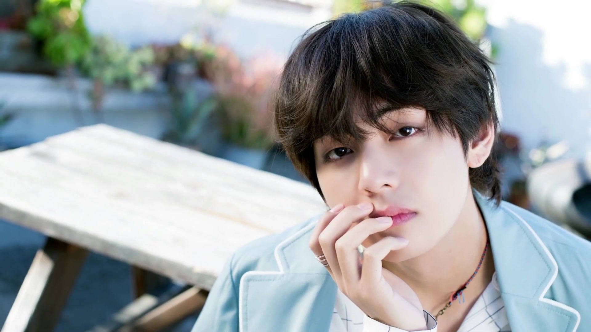 BTS V Ligblou Baadjie — Kpop GIF Muurpapier