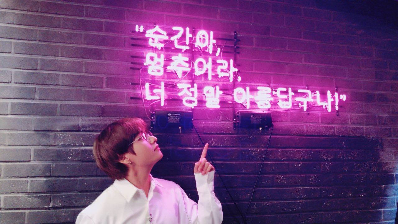 BTS V Neon Ligte Estetika Muurpapier