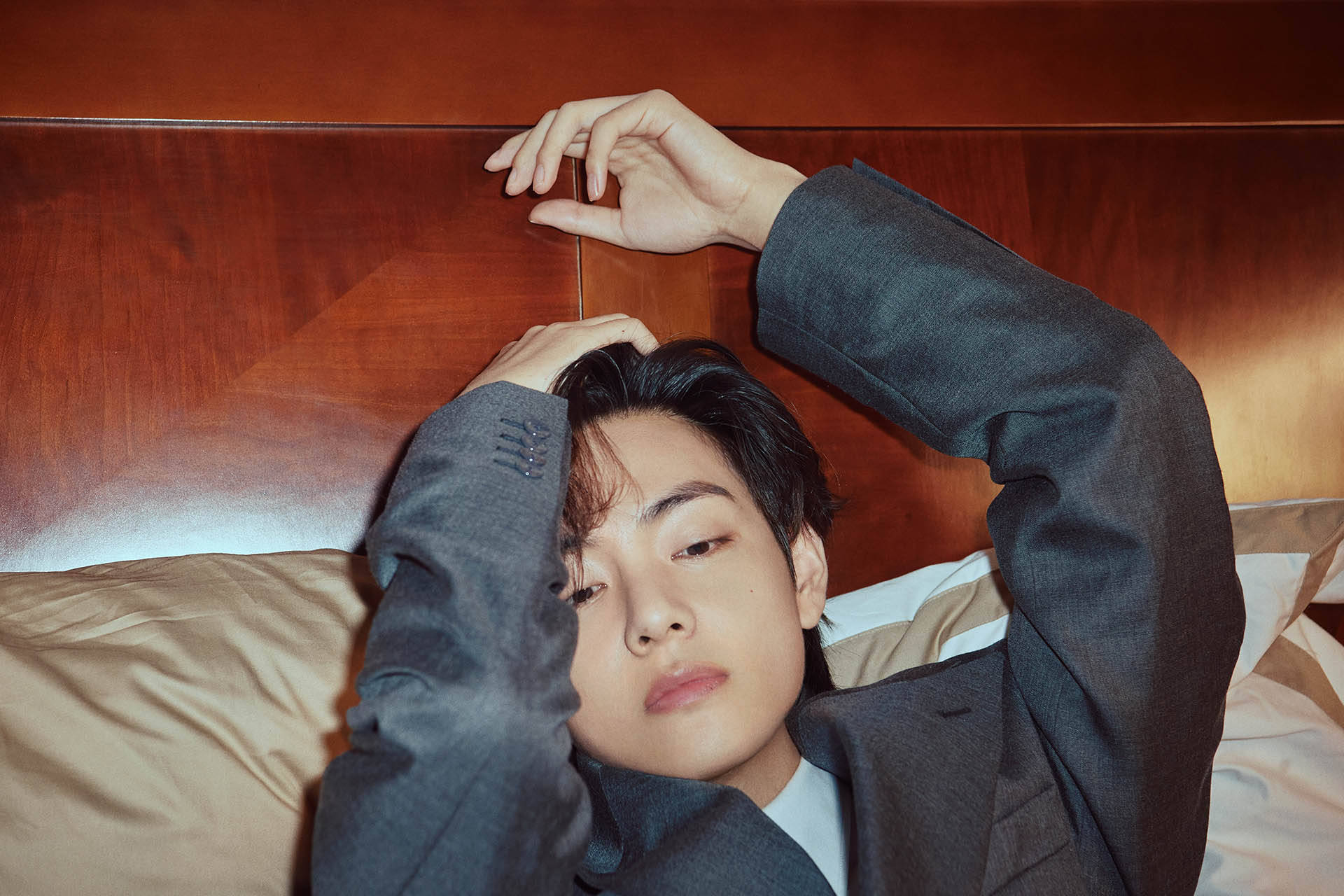 BTS V op bed Muurpapier