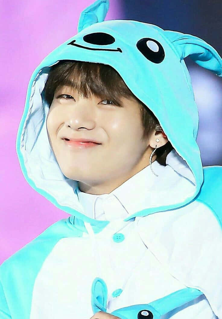 BTS V poseer vir aanhangers Muurpapier