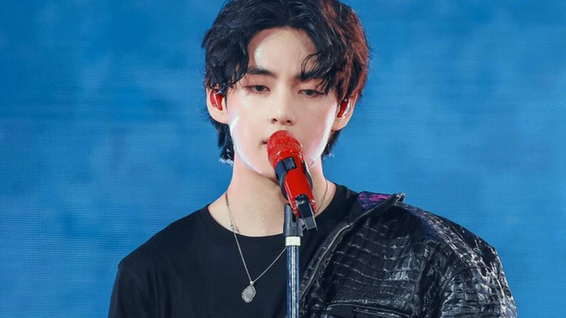 BTS V Rooi Mikrofoon Muurpapier